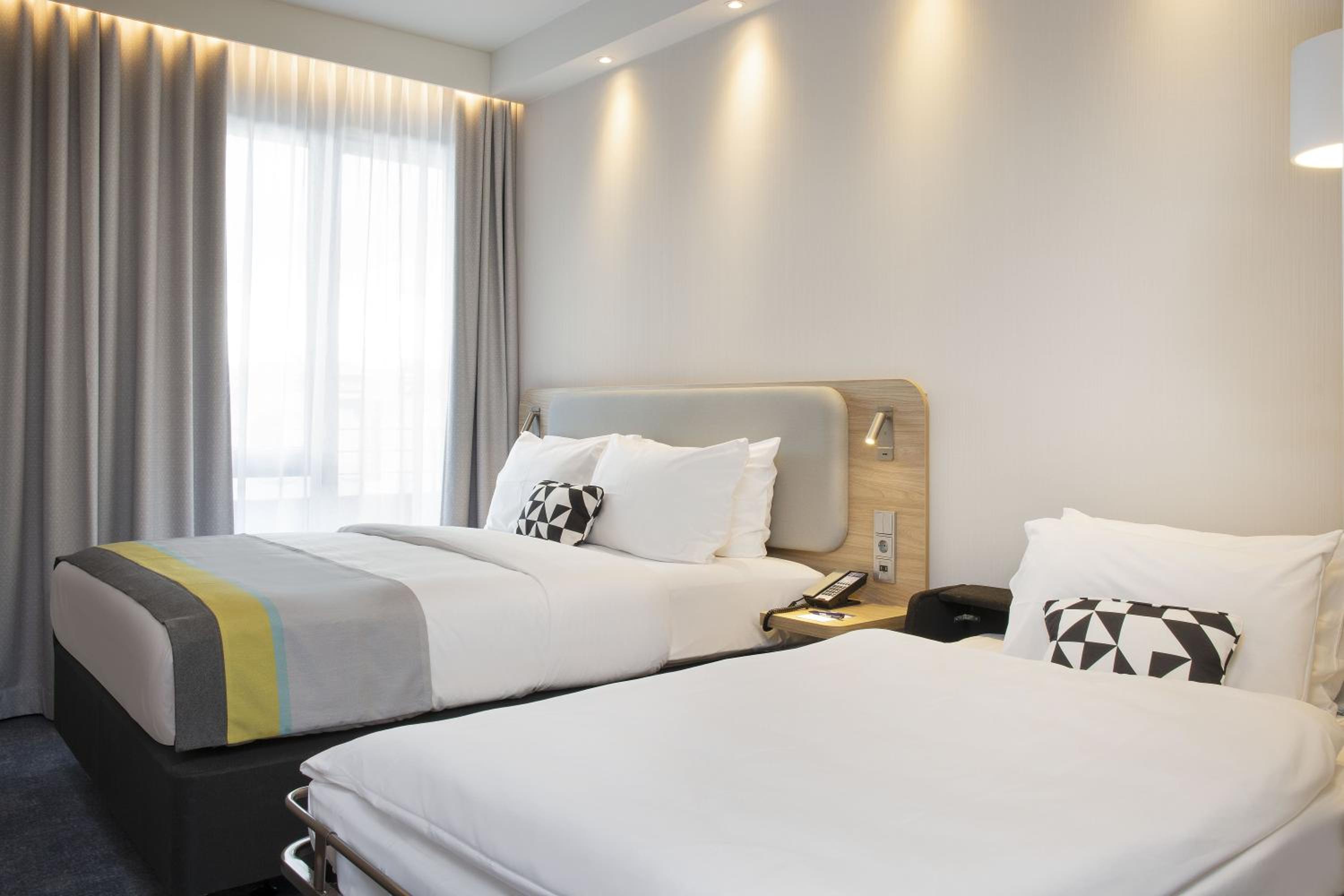 Standard Queen Room with Single Sofa Bed photo 1