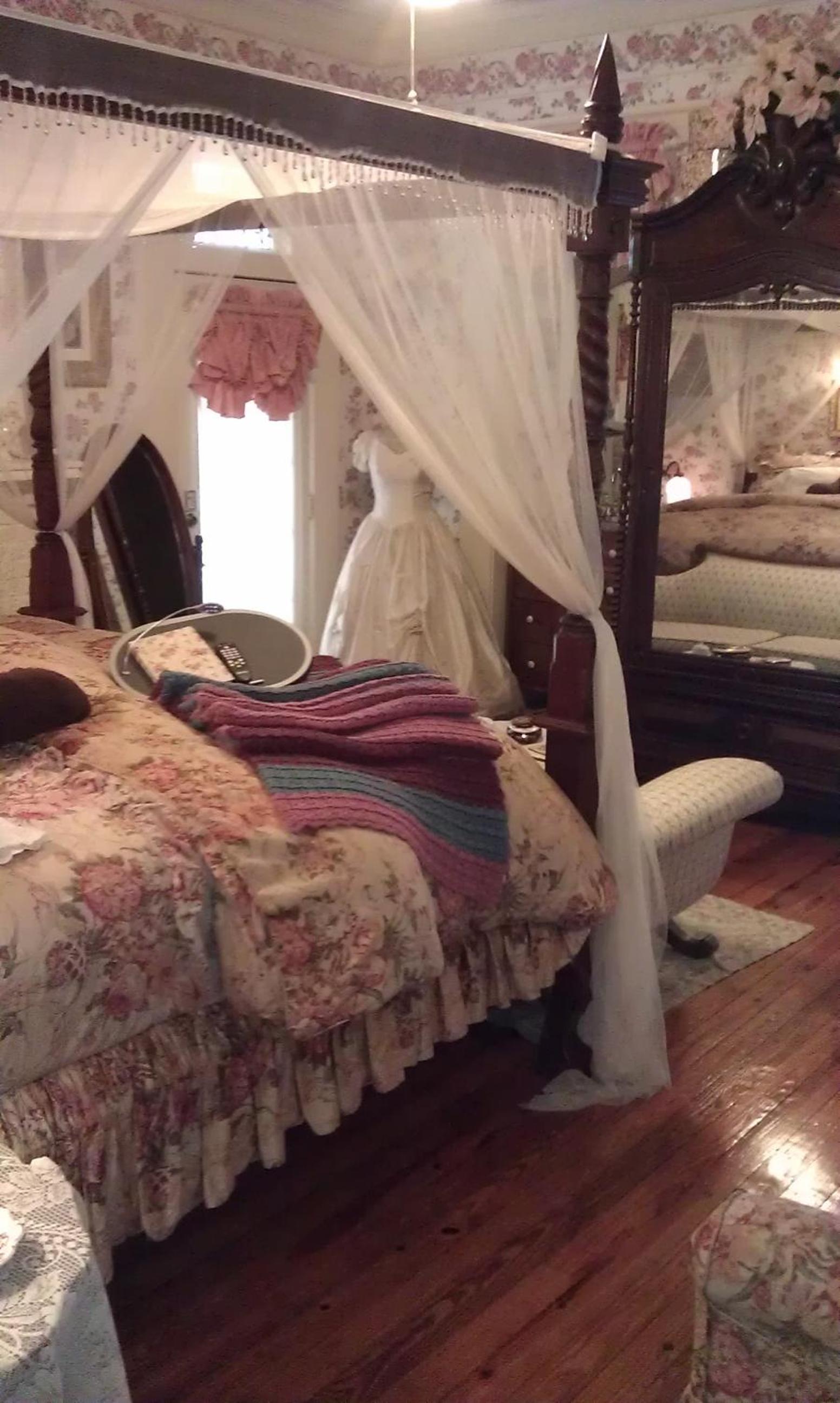 King Suite with Spa Bath photo 3