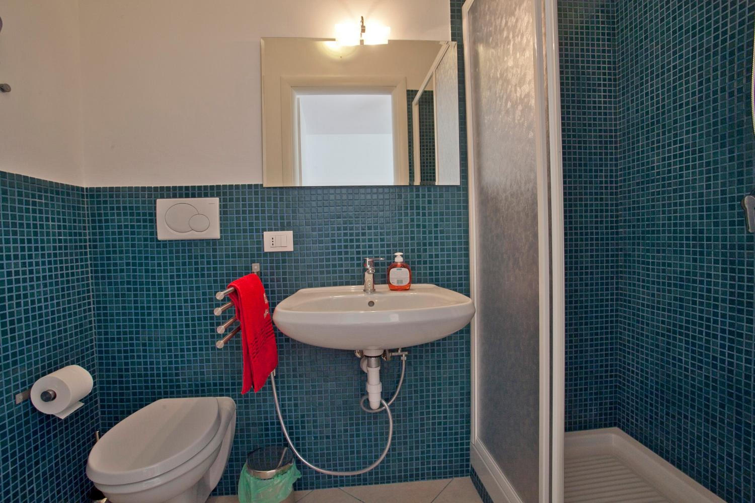 Quadruple Room with Balcony - Photo 6