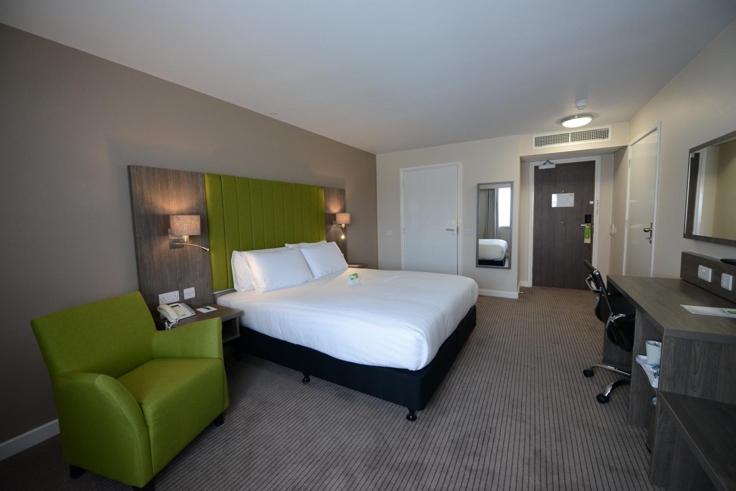 Standard King Room with Parade Ring View - Photo 2