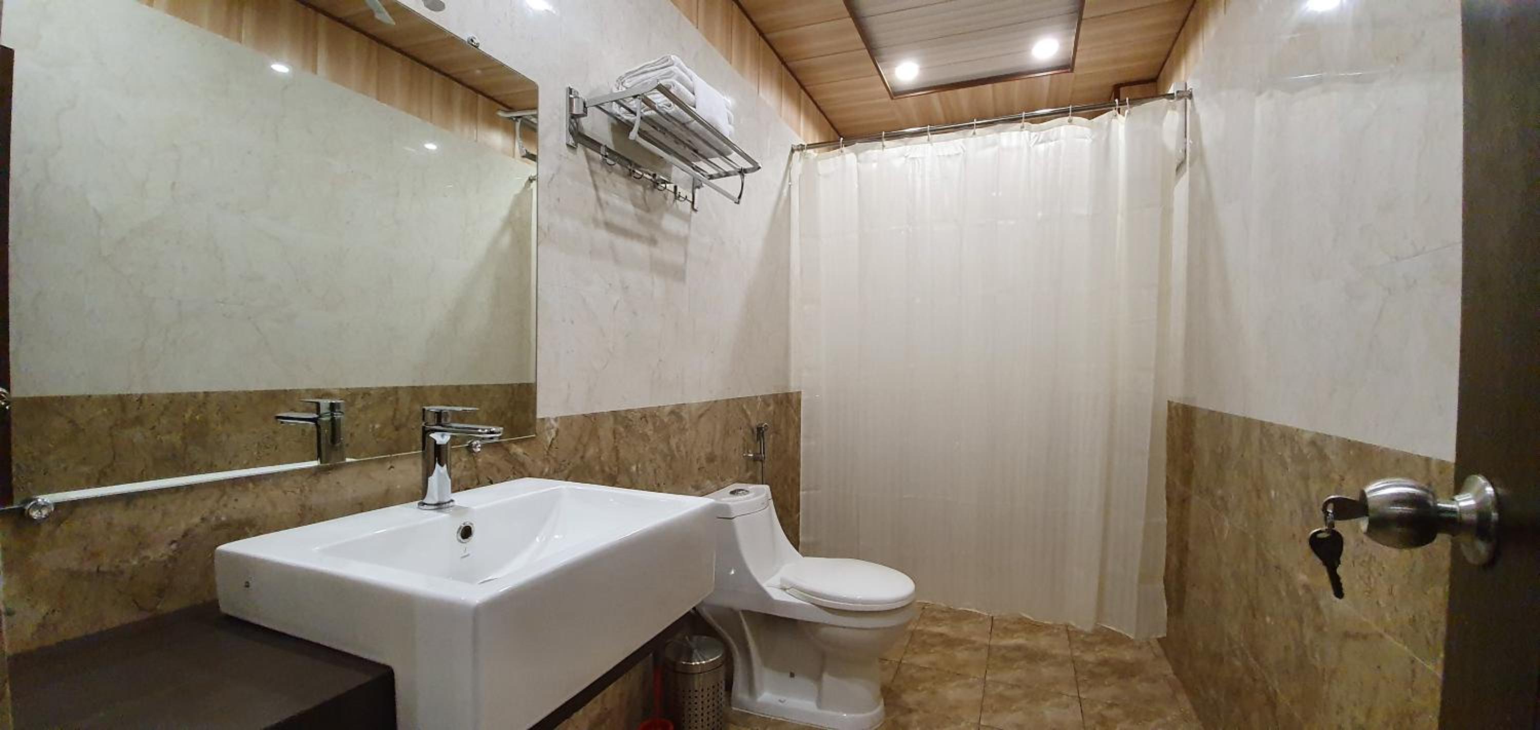 Deluxe Double Room with Balcony - Photo 10