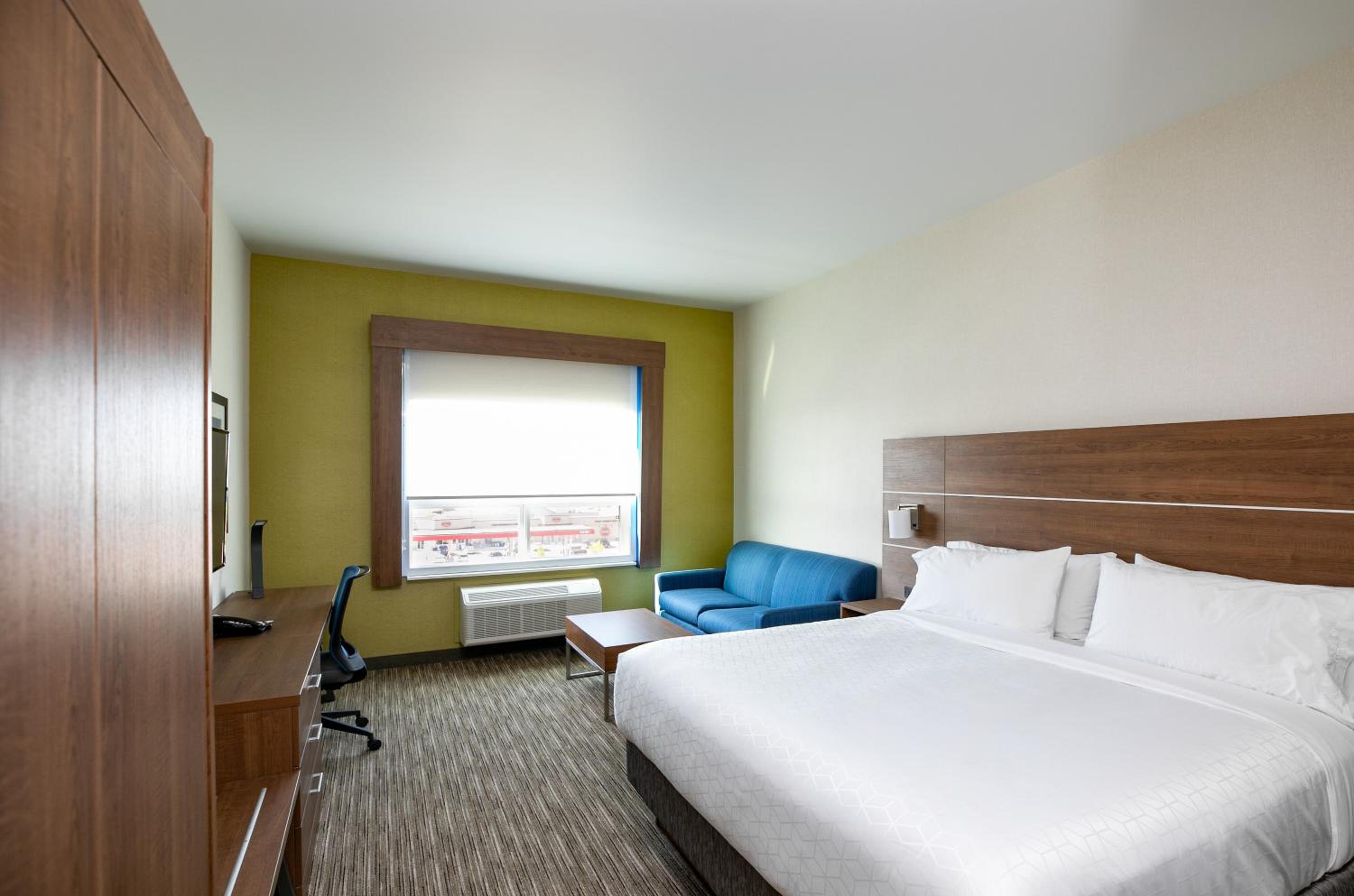 Standard King Room with Sofa Bed - Photo 5