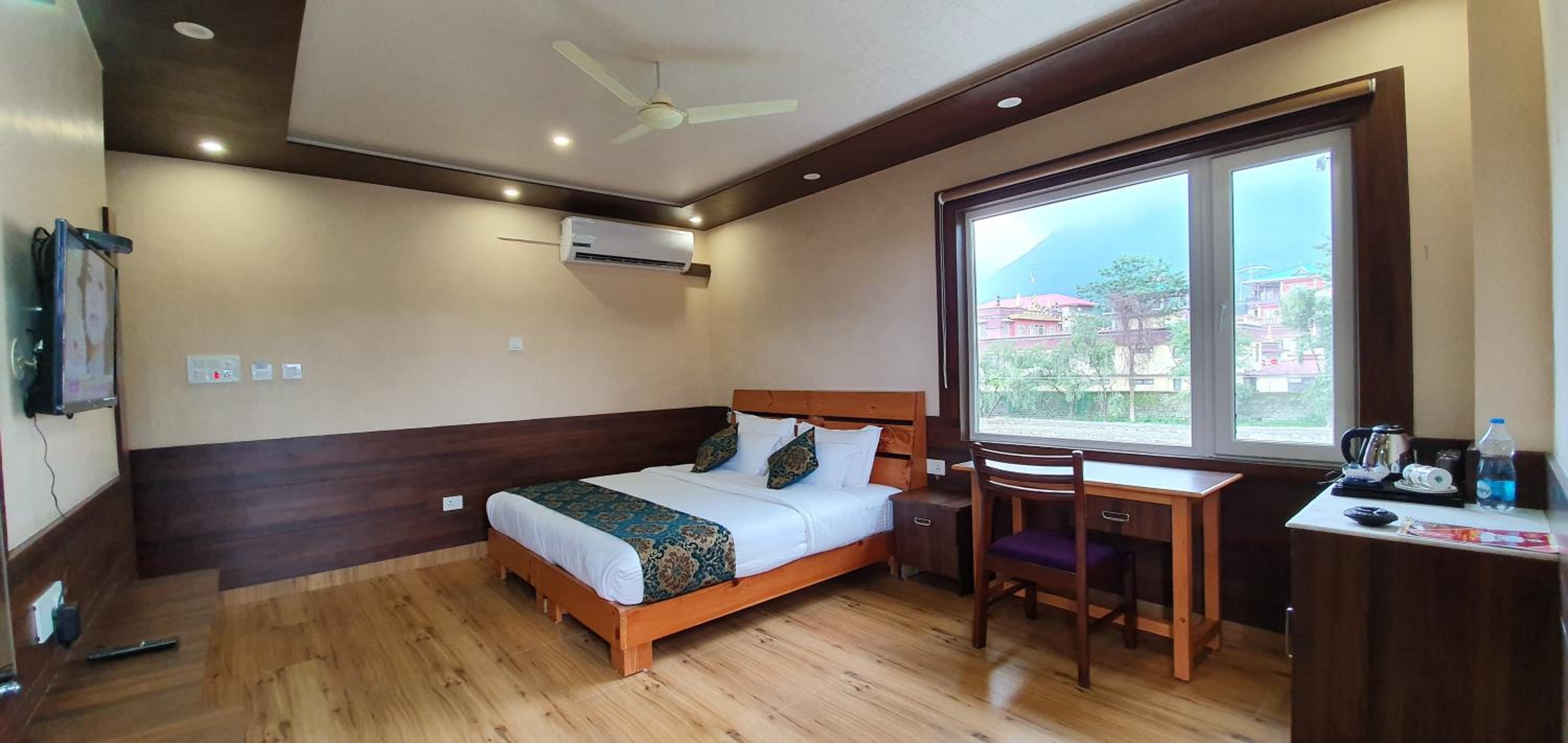 Deluxe Double Room with Balcony and Mountain View - Photo 6