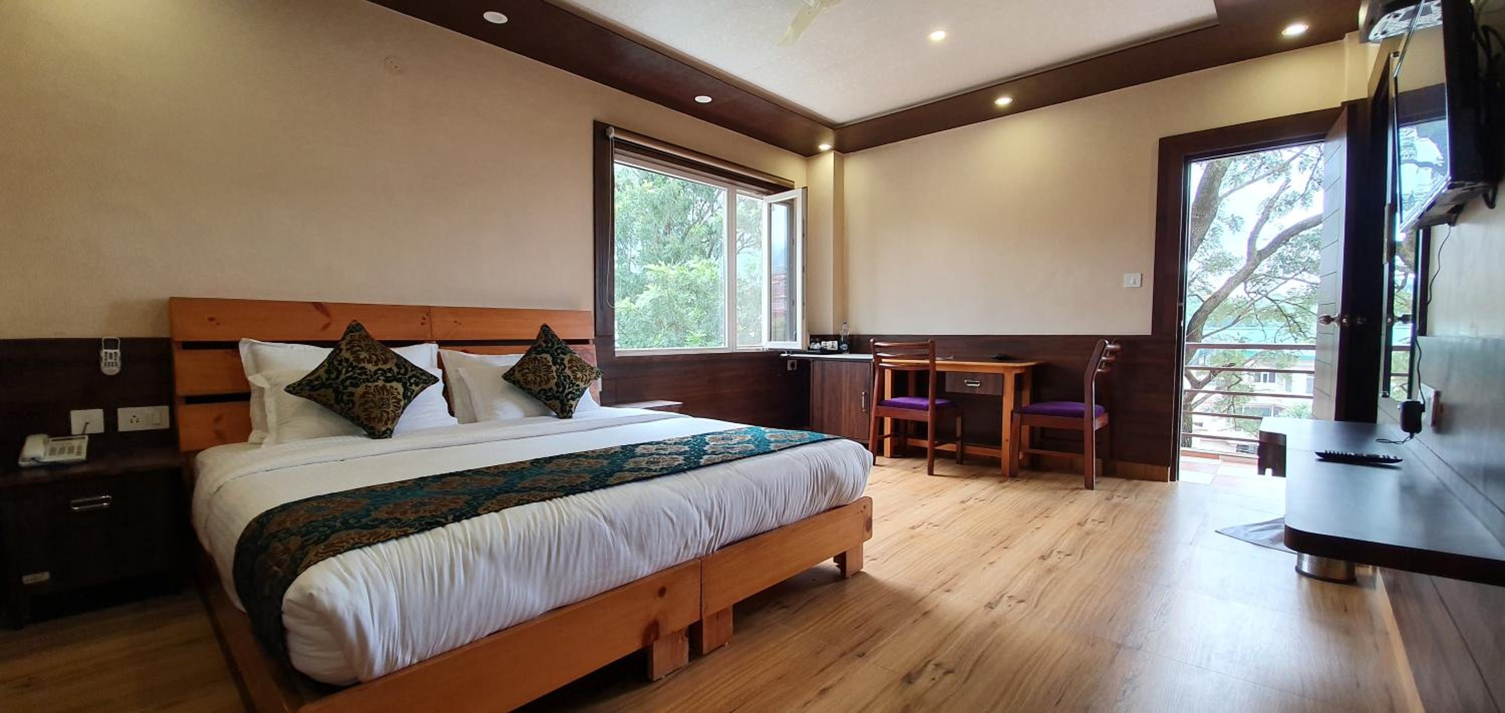 Deluxe Double Room with Balcony and Mountain View - Photo 1