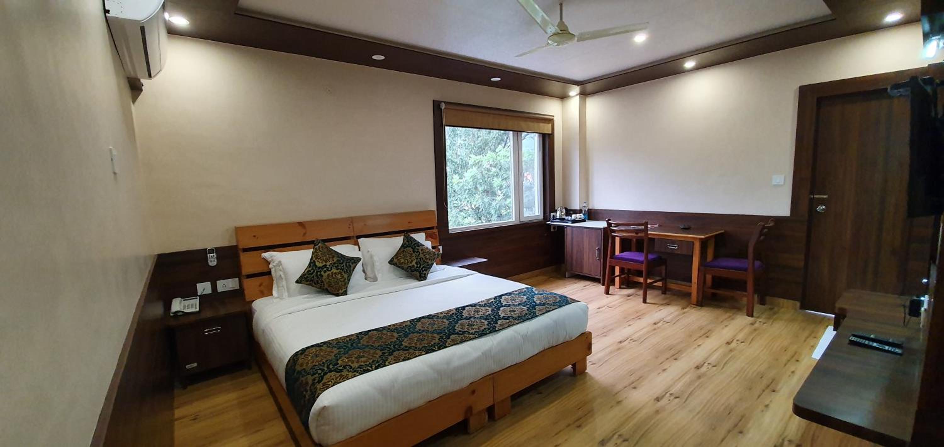 Deluxe Double Room with Balcony and Mountain View - Photo 5