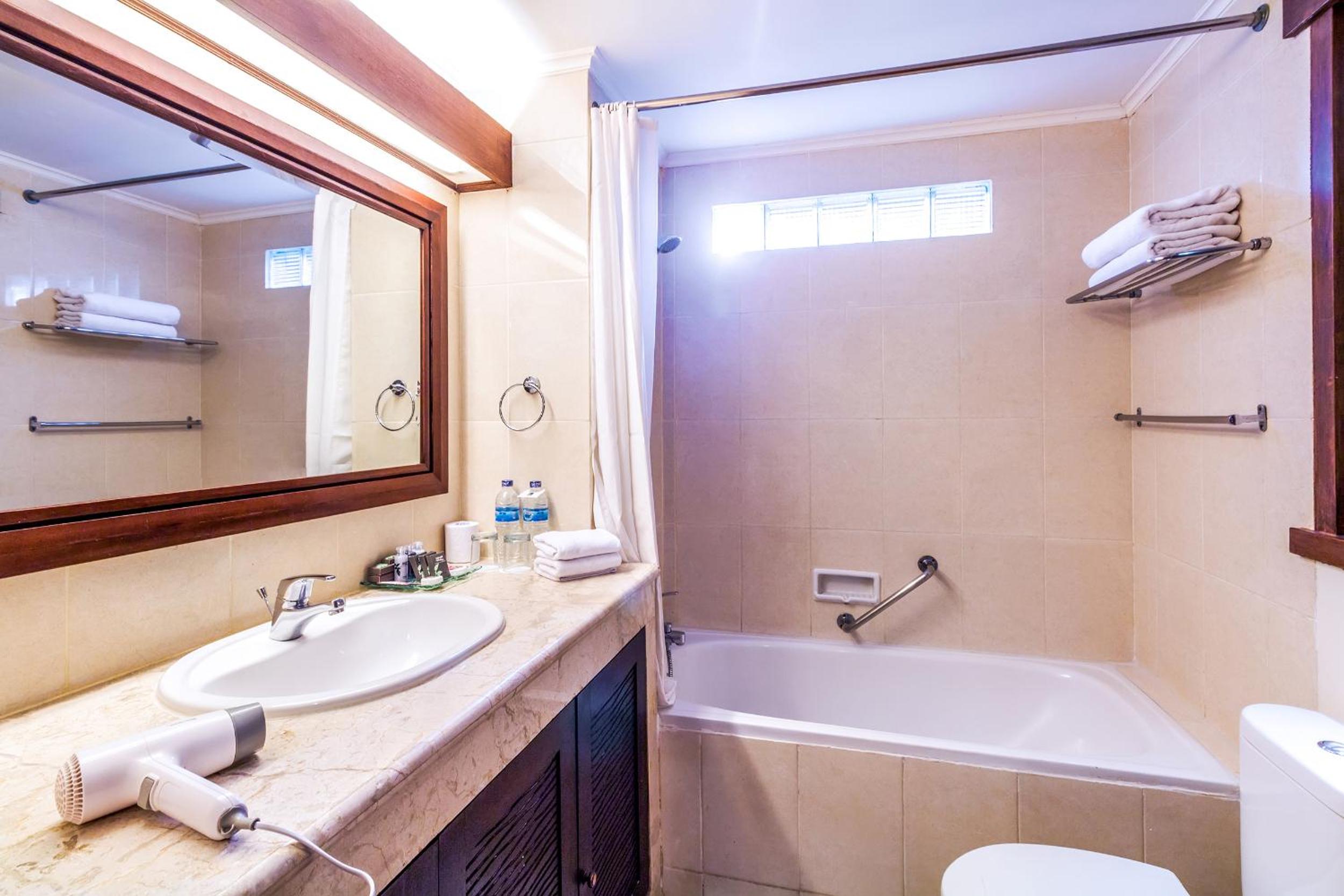Deluxe Double or Twin Room with Balcony - Photo 4