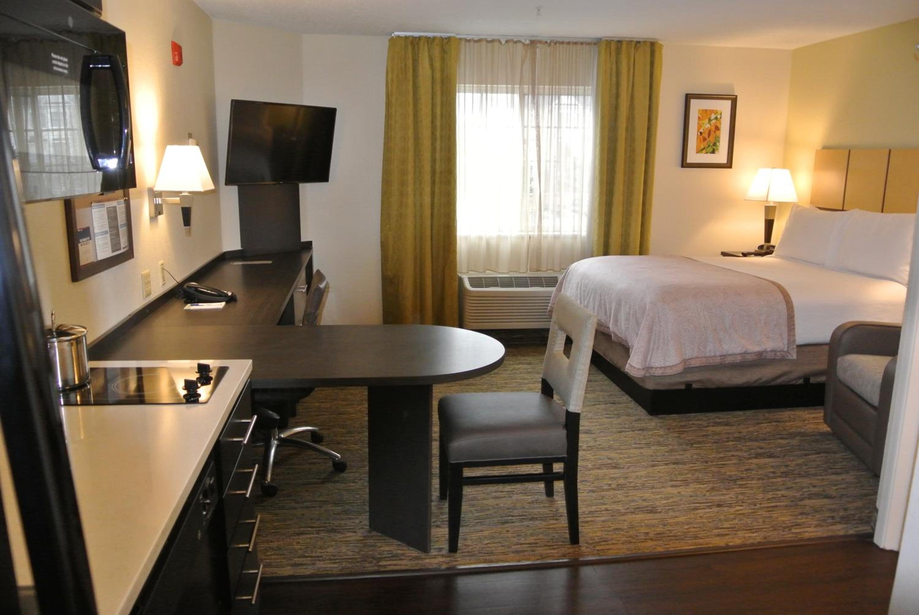 Queen Studio Suite - Photo 2