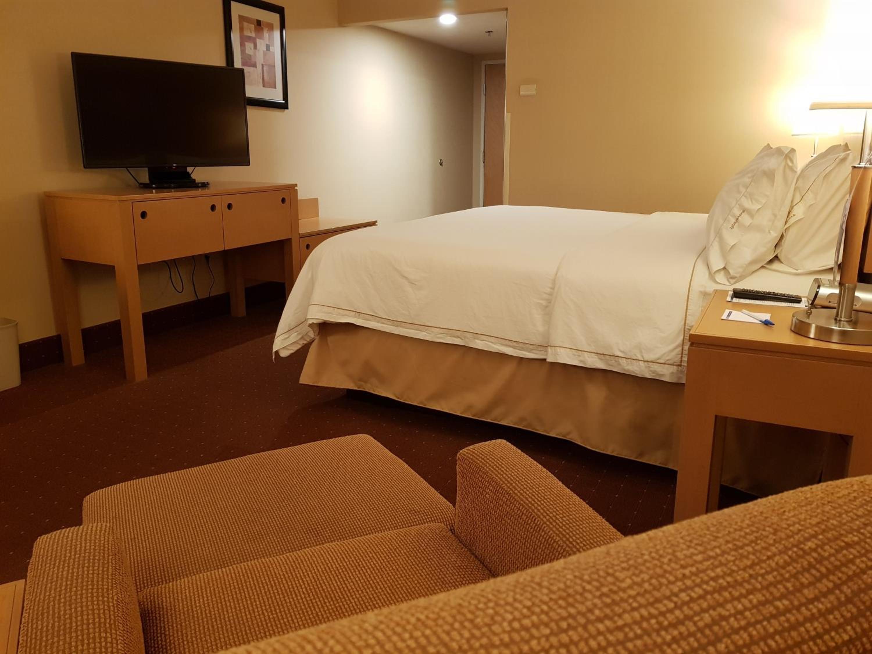 Deluxe King Room - Non-Smoking - Photo 4