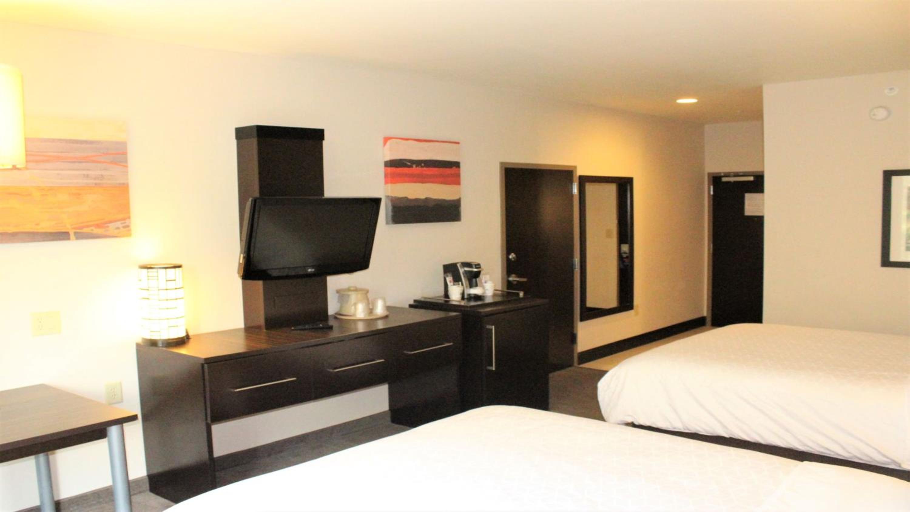 Standard Queen Room with Two Queen Beds - Photo 8
