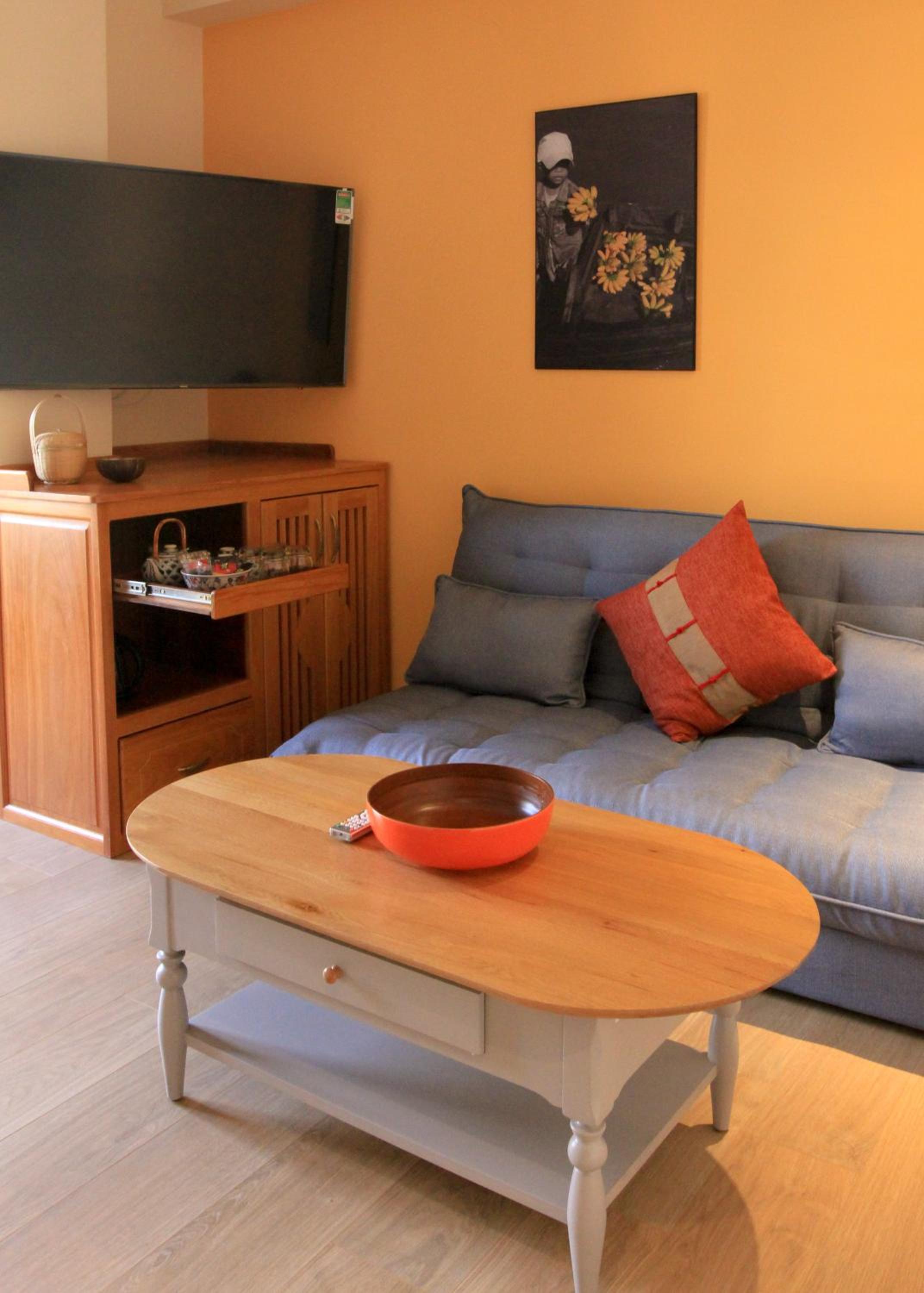 One-Bedroom Apartment with City View - Photo 5