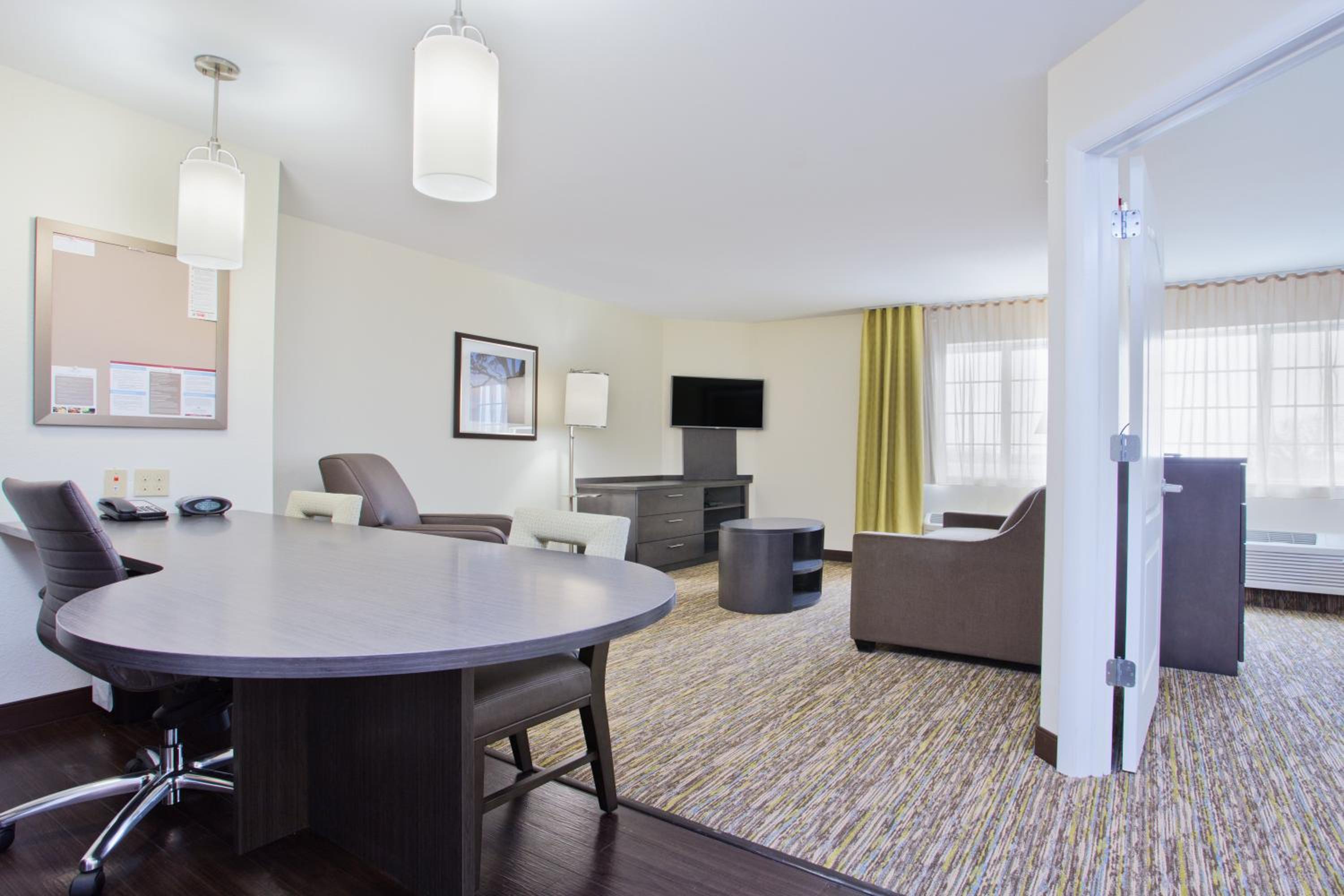 One-Bedroom Suite with Tub - Mobility Accessible photo 3