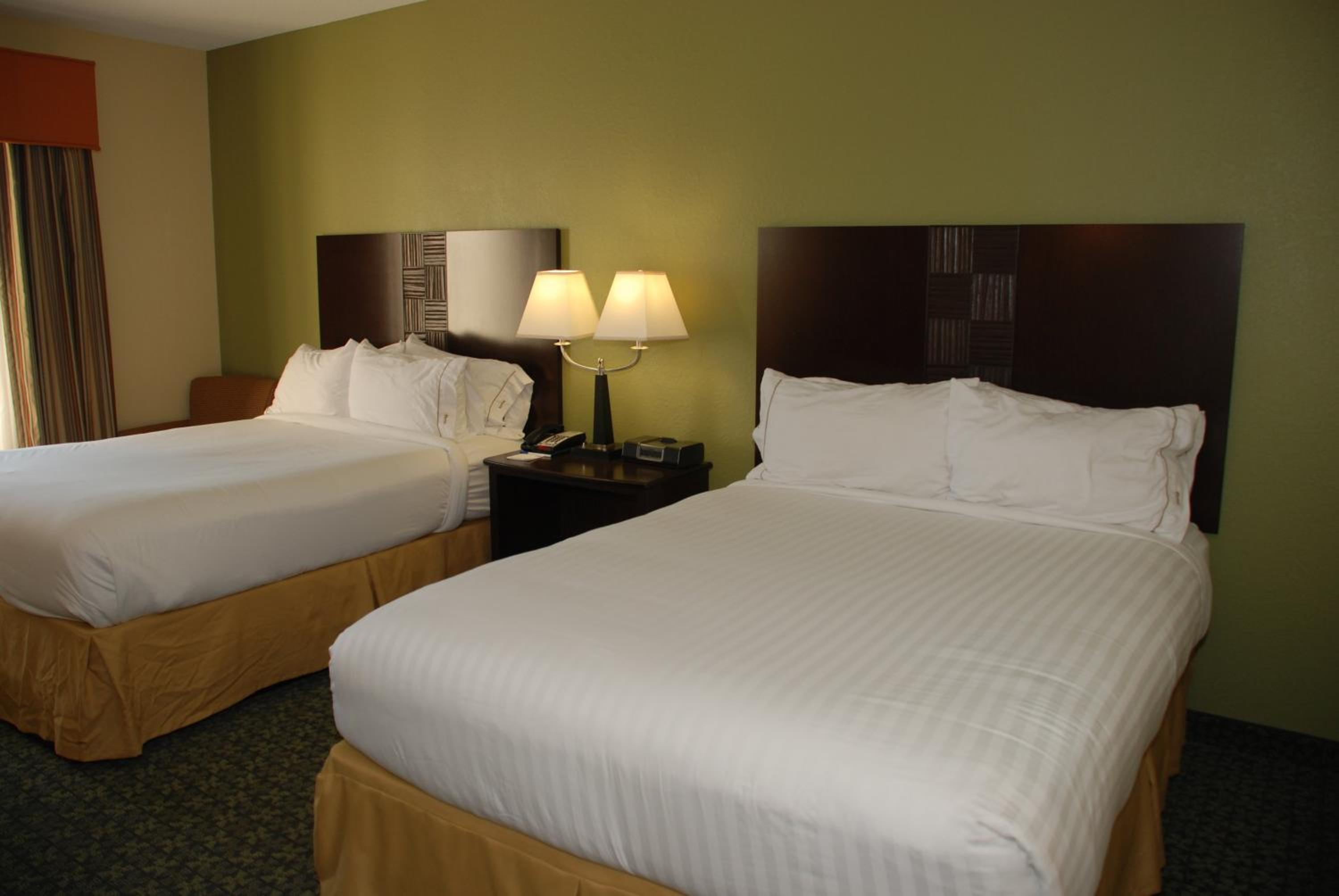 Standard Queen Room with Two Queen Beds photo 1