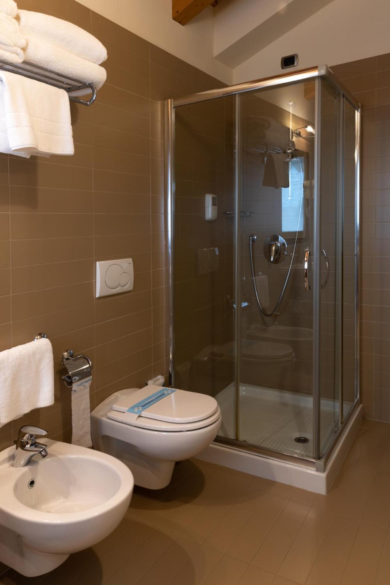 Double or Twin Room - Photo 2