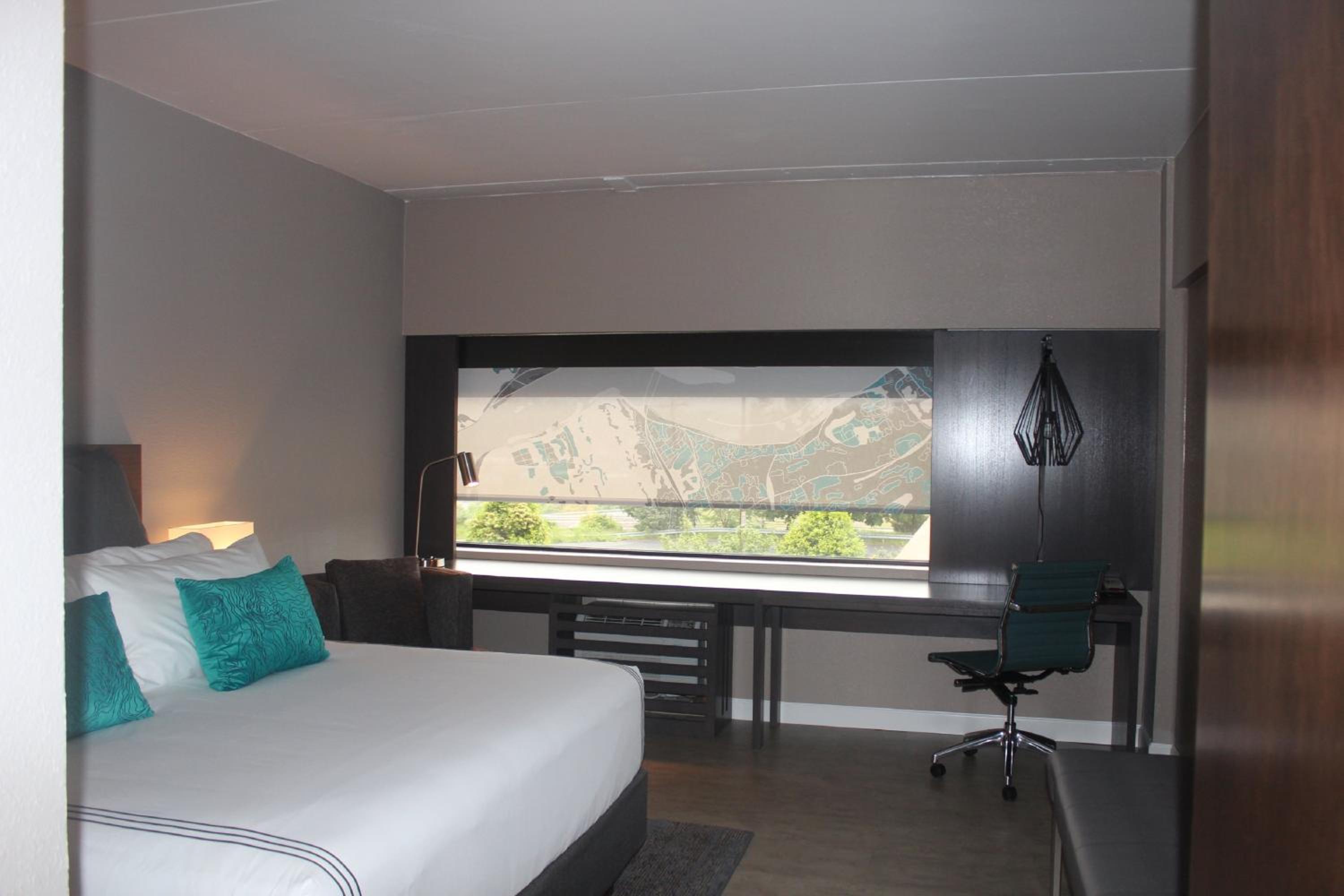 Standard King Room with Walk In Shower and City View - Photo 3
