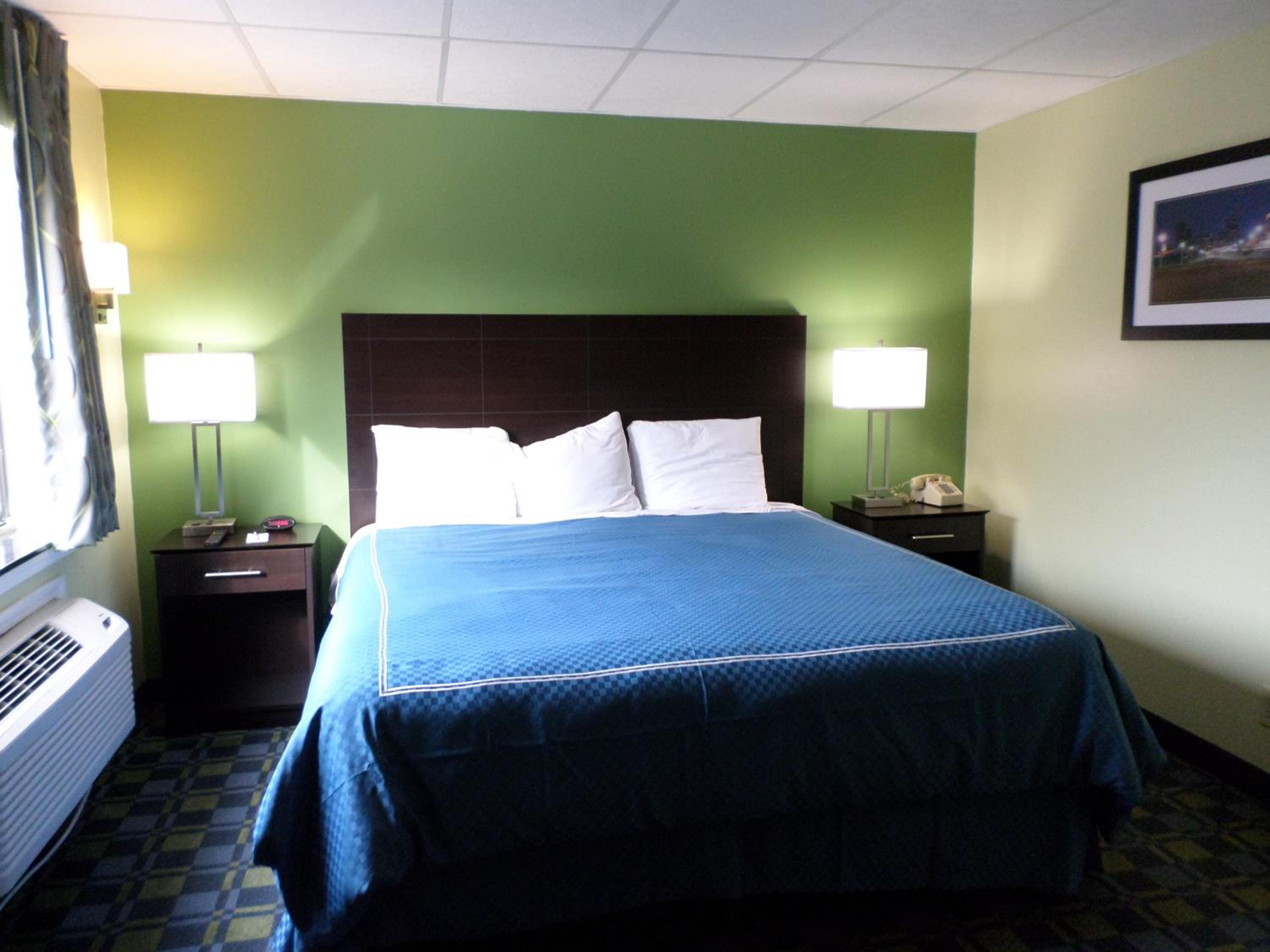King Suite - Non-Smoking - Photo 8