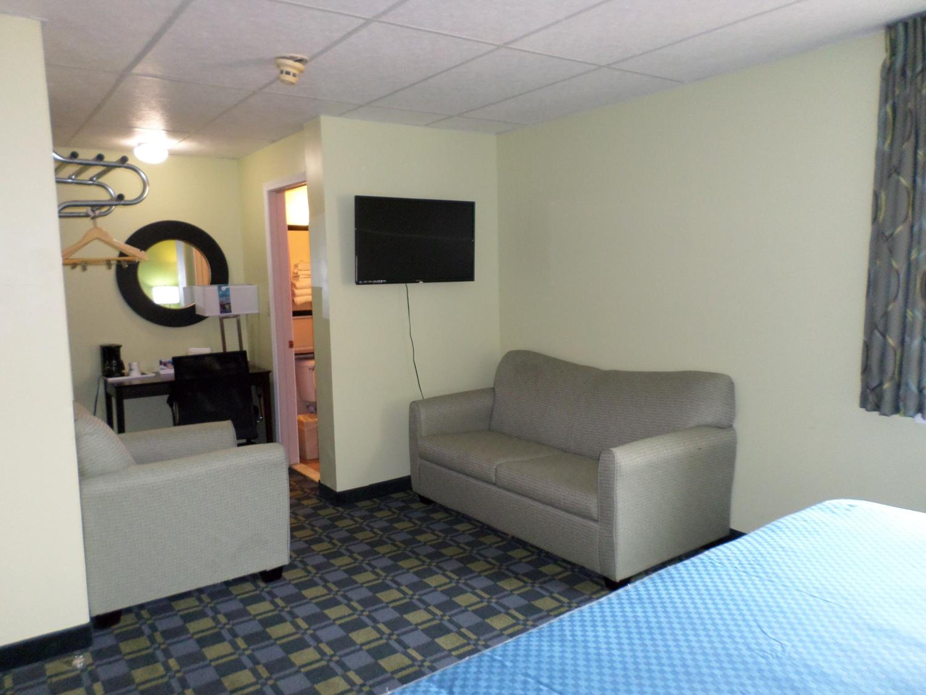 King Suite - Non-Smoking - Photo 4