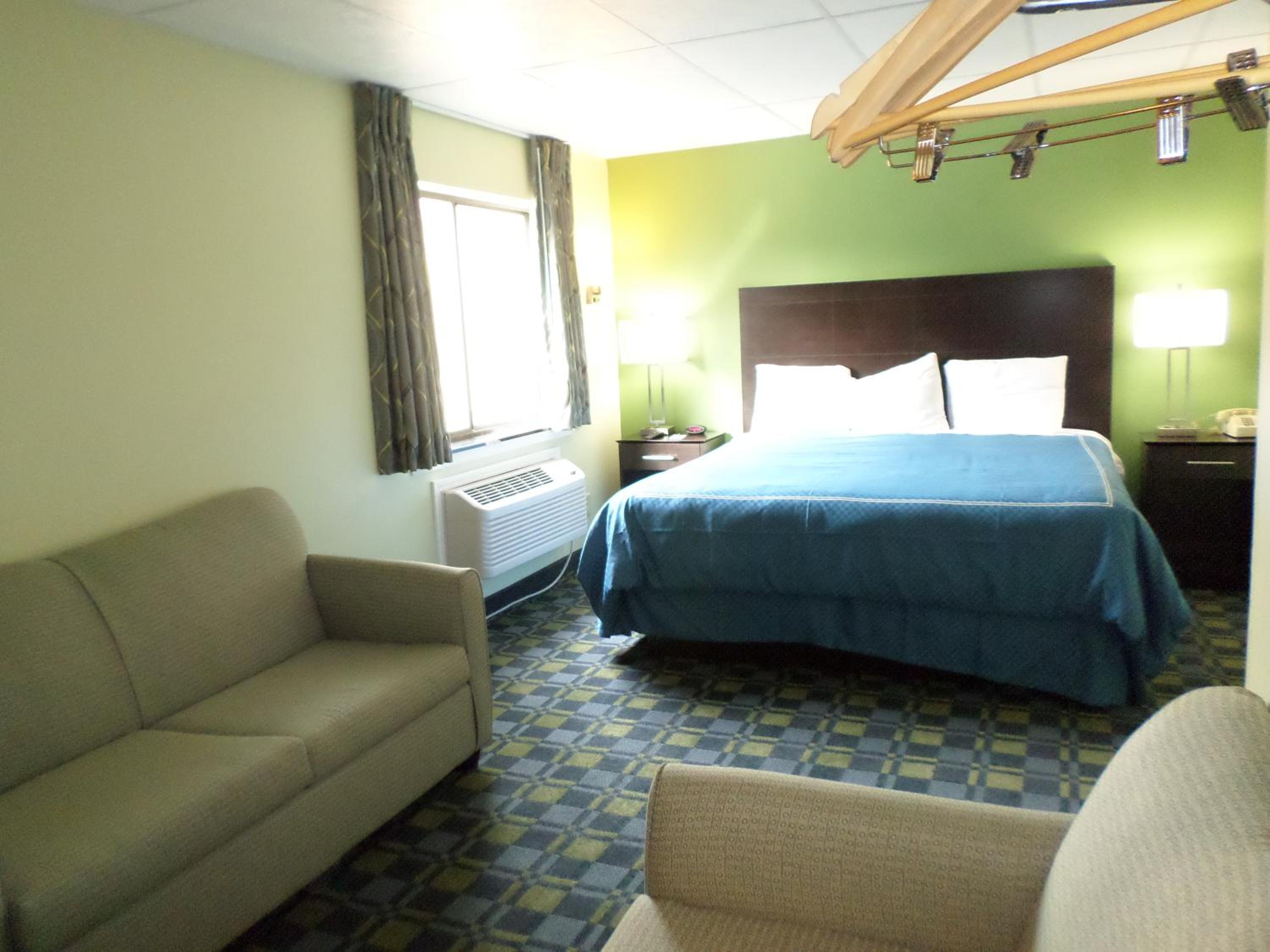 King Suite - Non-Smoking - Photo 2