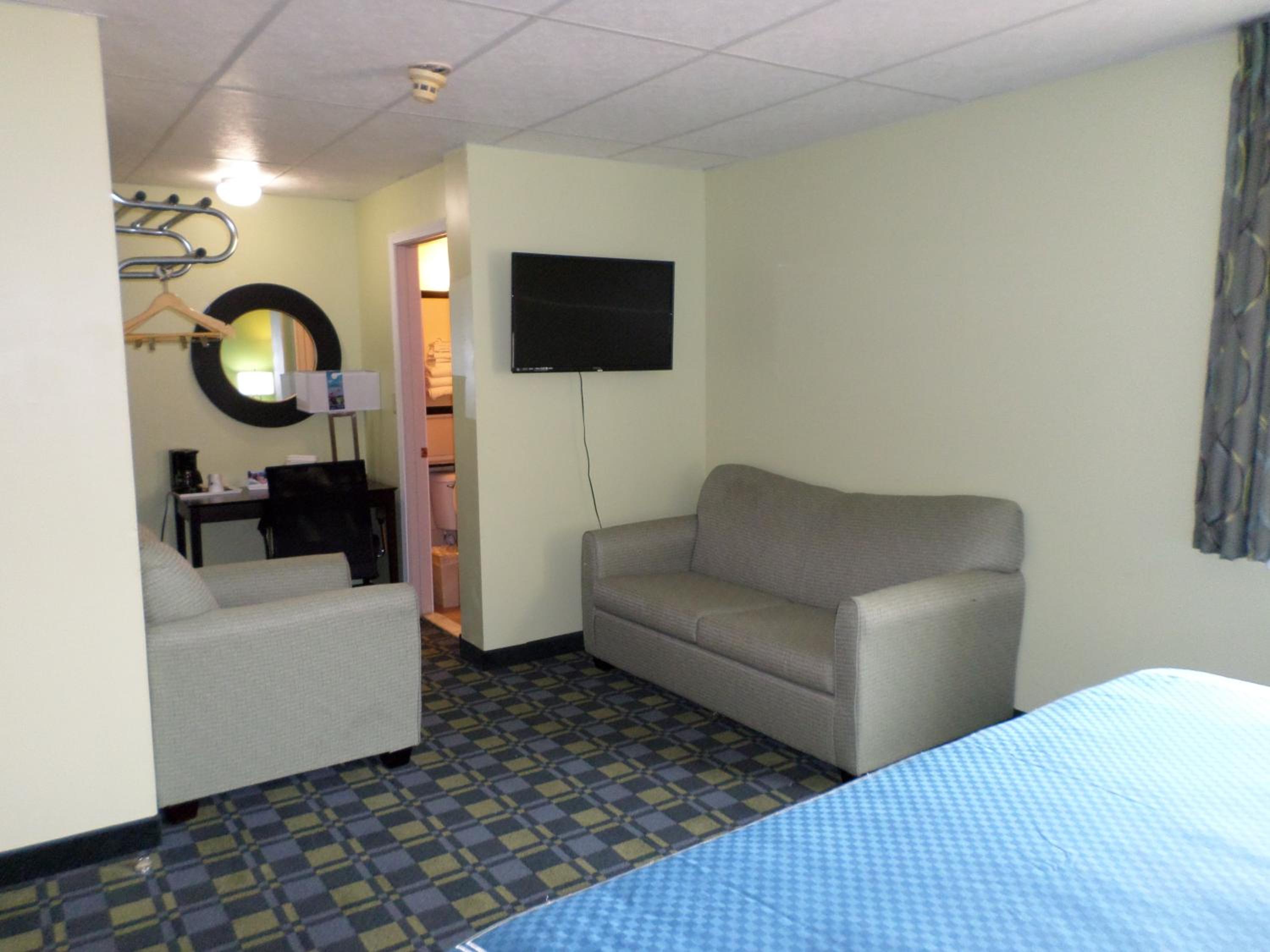 King Suite - Non-Smoking - Photo 5