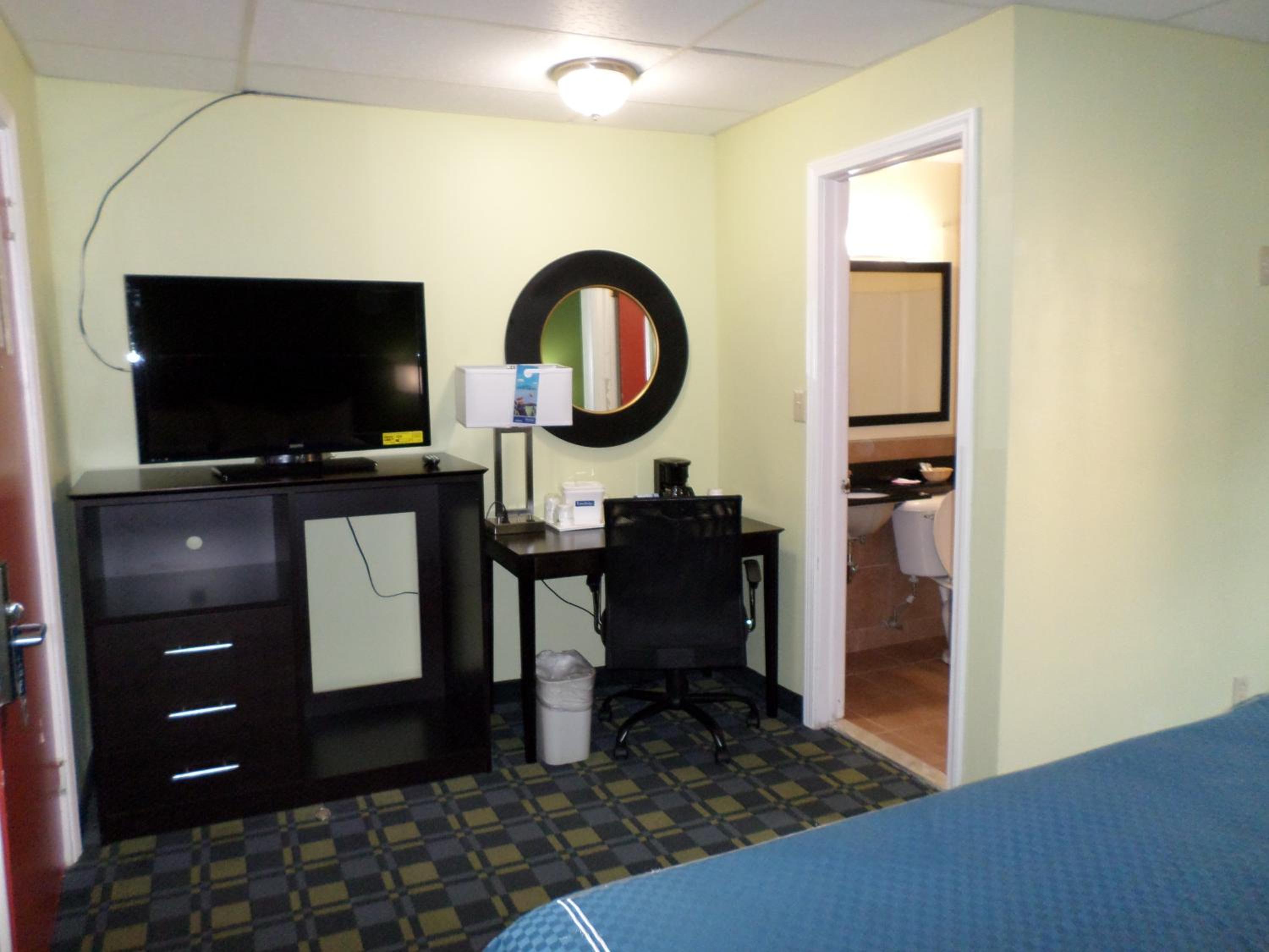 King Room - Non-Smoking - Photo 5