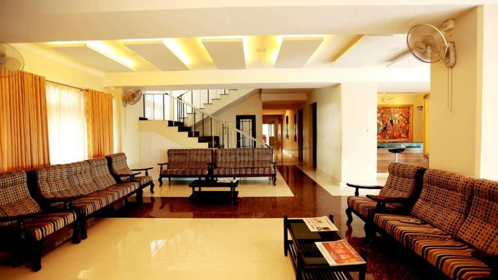 Deluxe Room (2 Adults + 1 Child) - Photo 1