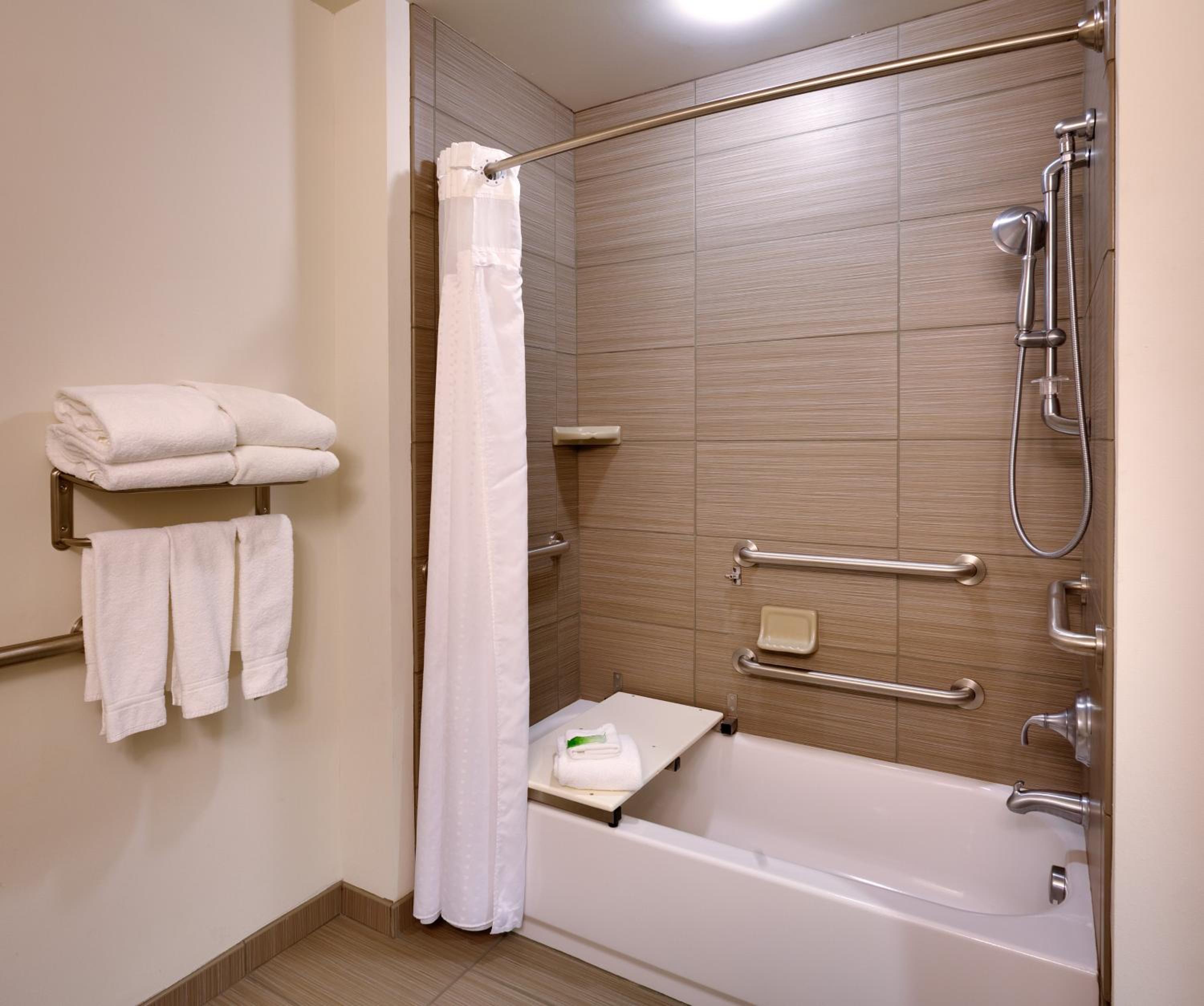 Standard Queen Room with Two Queen Beds and Mobility Accessible Tub - Photo 2