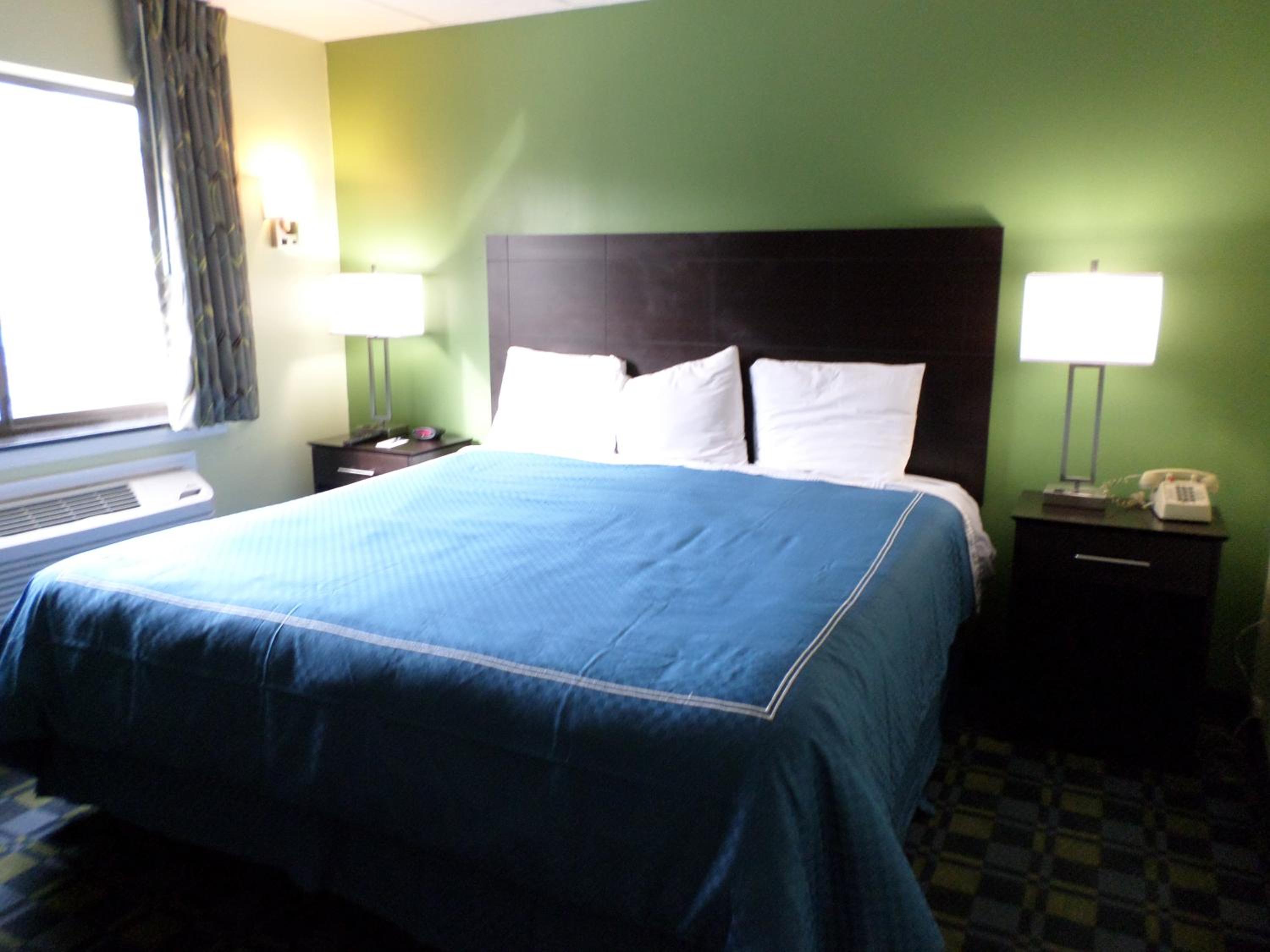 King Suite - Non-Smoking - Photo 3