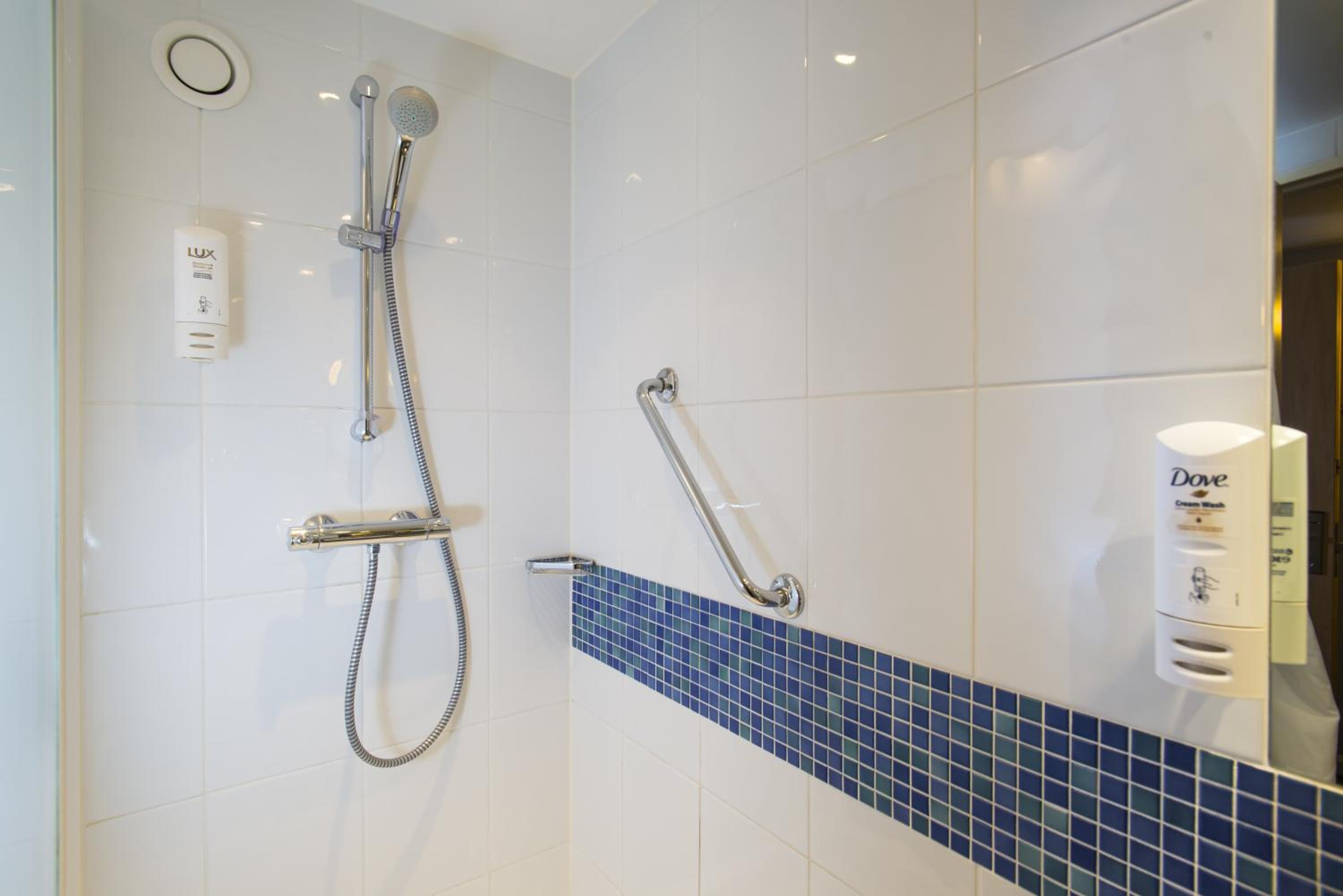 Standard Twin Room with Free Hot Breakfast - Photo 11