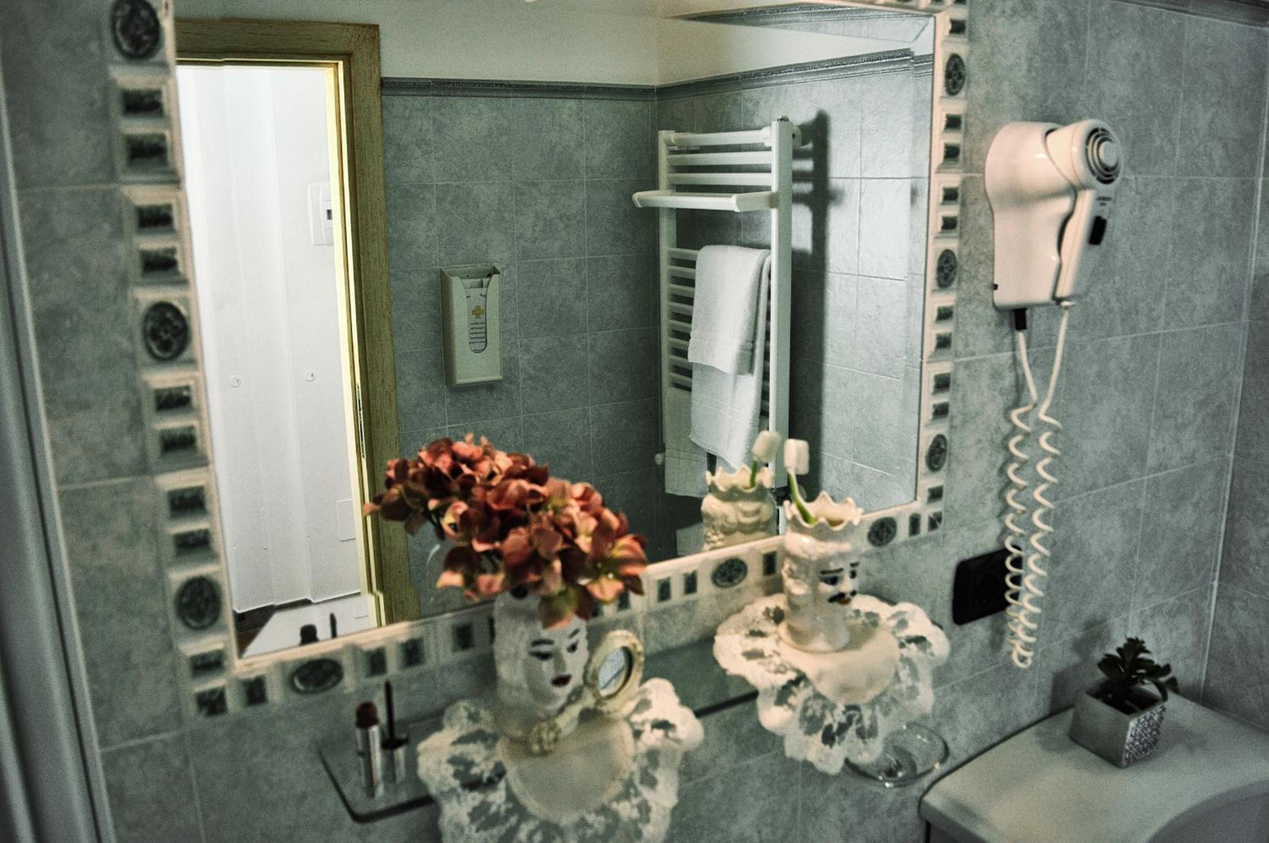Double Room - Photo 7
