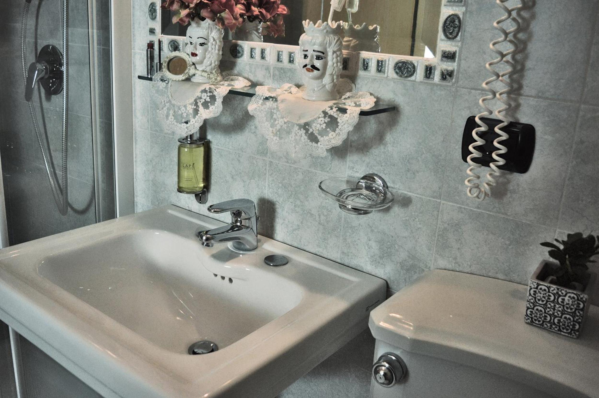 Double Room - Photo 6