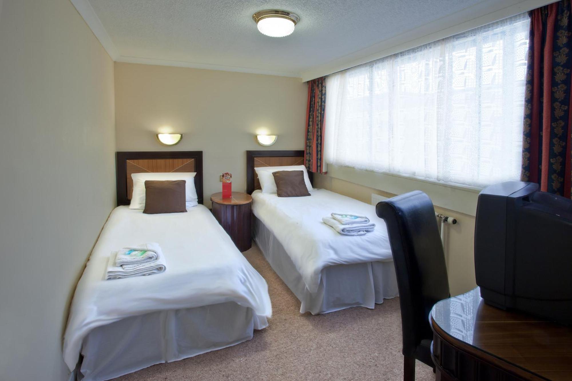 Twin Room - Photo 11