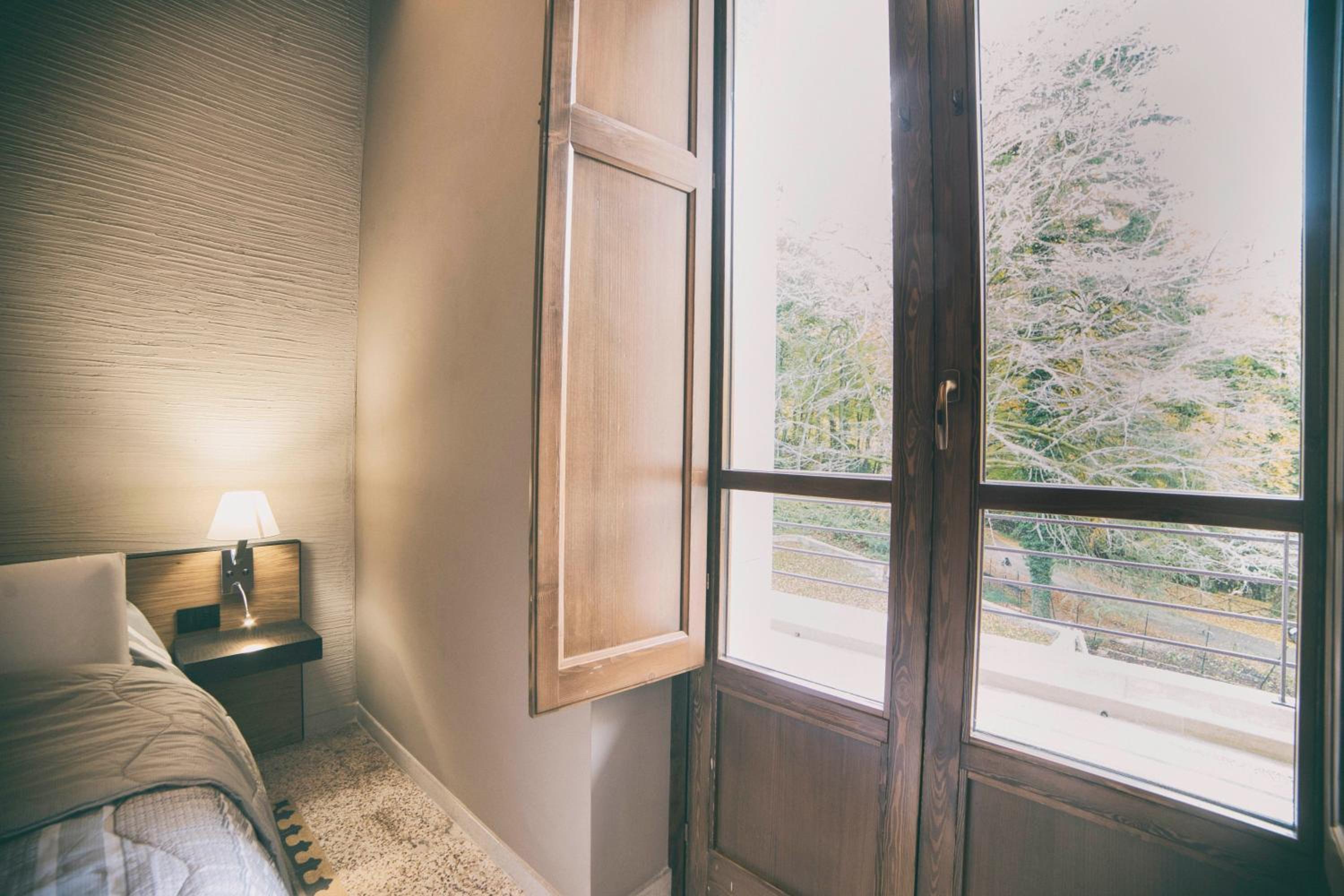 Junior Suite with Balcony - Photo 6