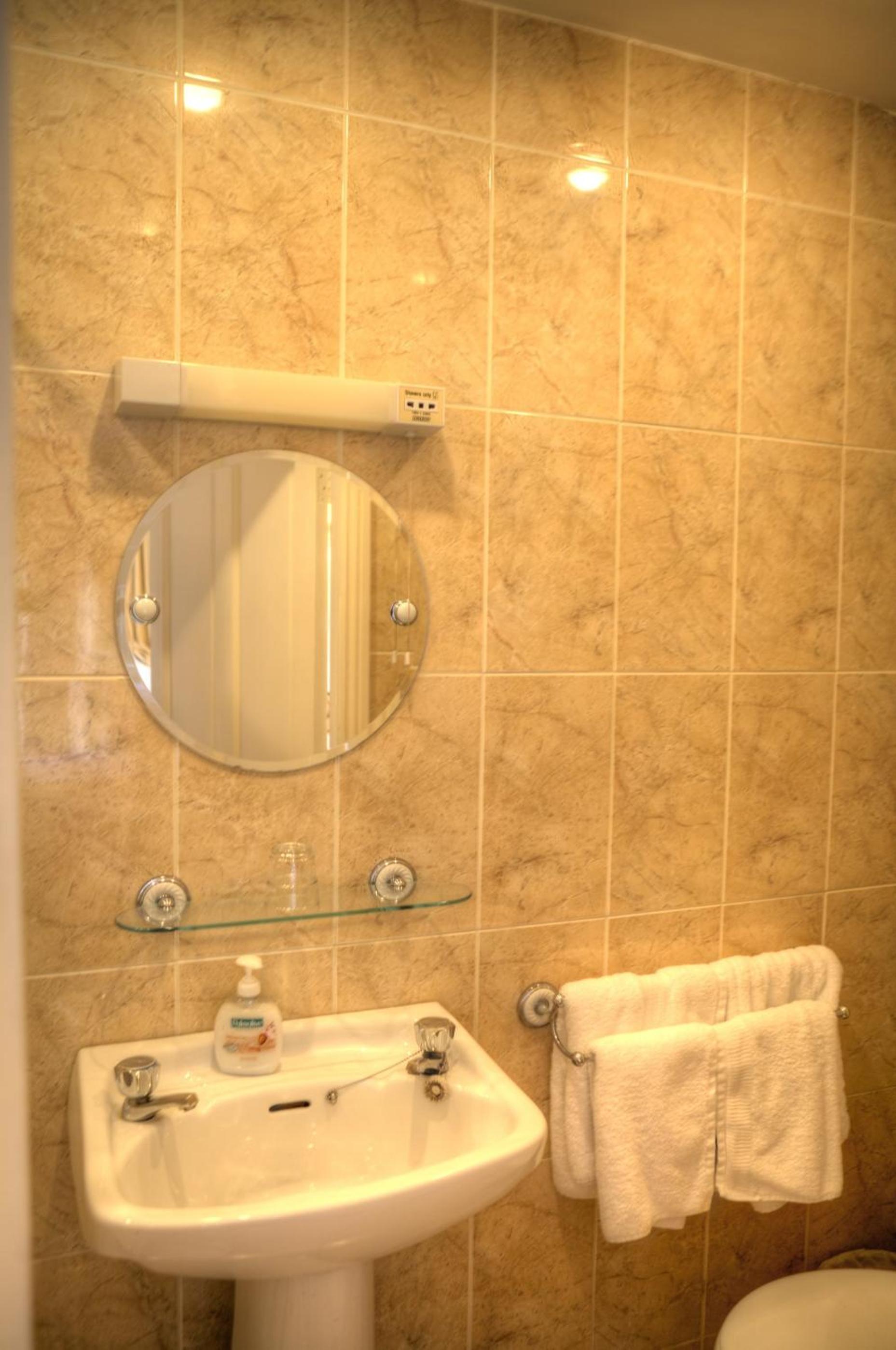 Double or Twin Room - Photo 2