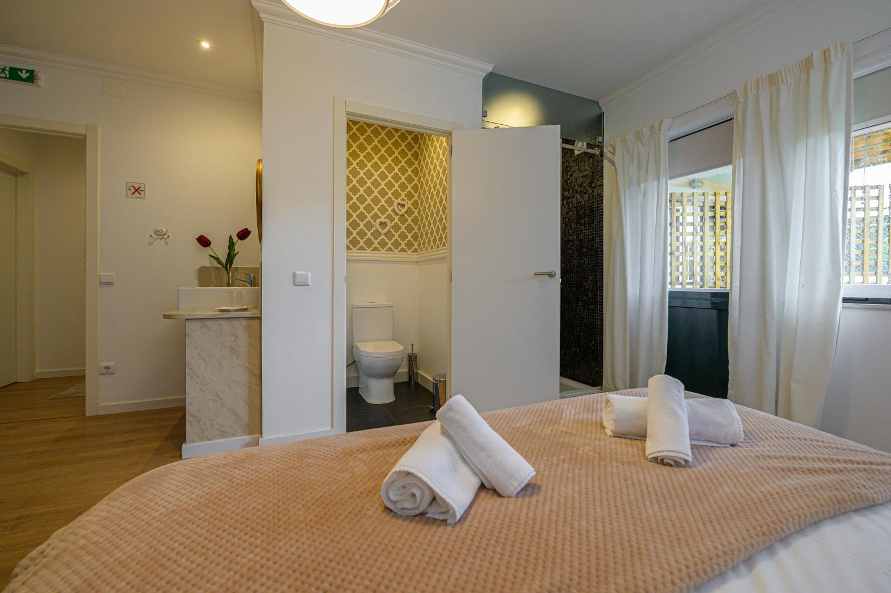 Deluxe Double Room with Balcony - Photo 7