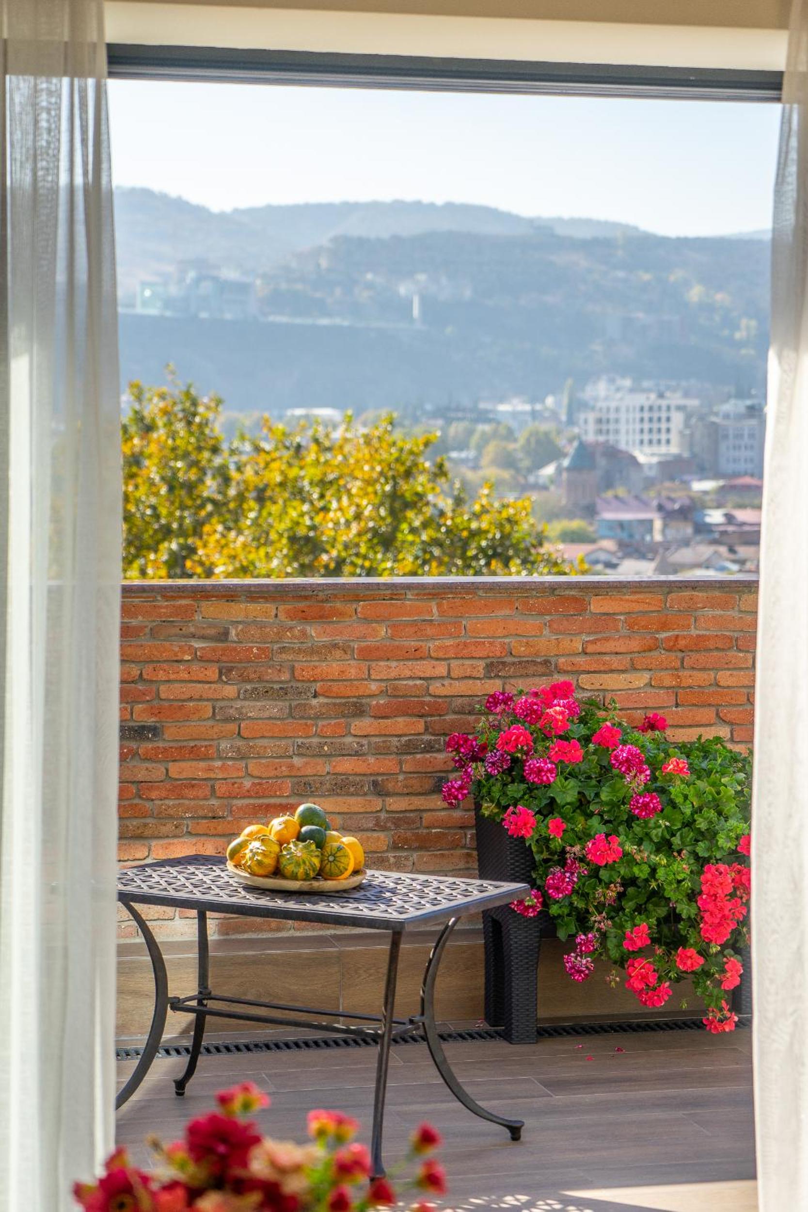 Suite with Balcony - Photo 7