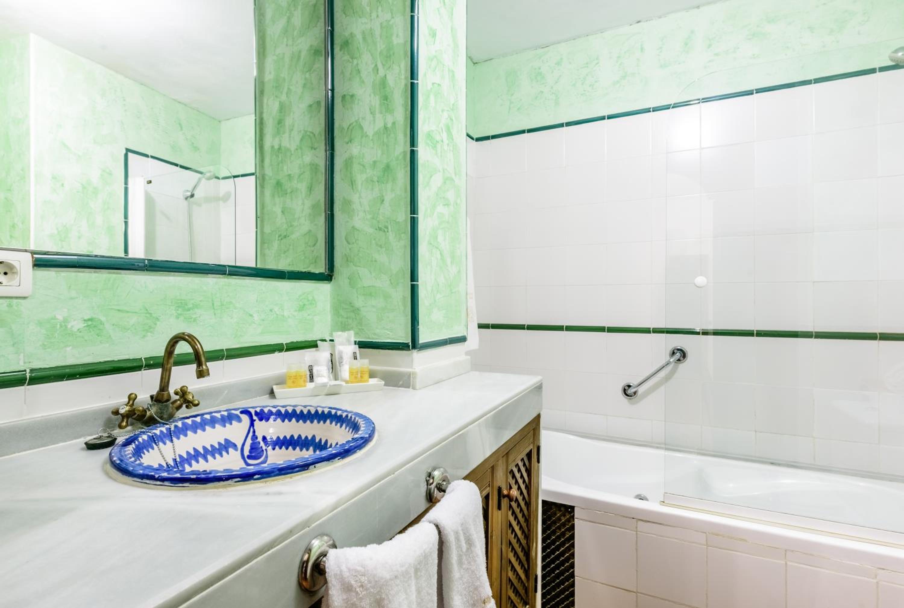 Double or Twin Room - Photo 7