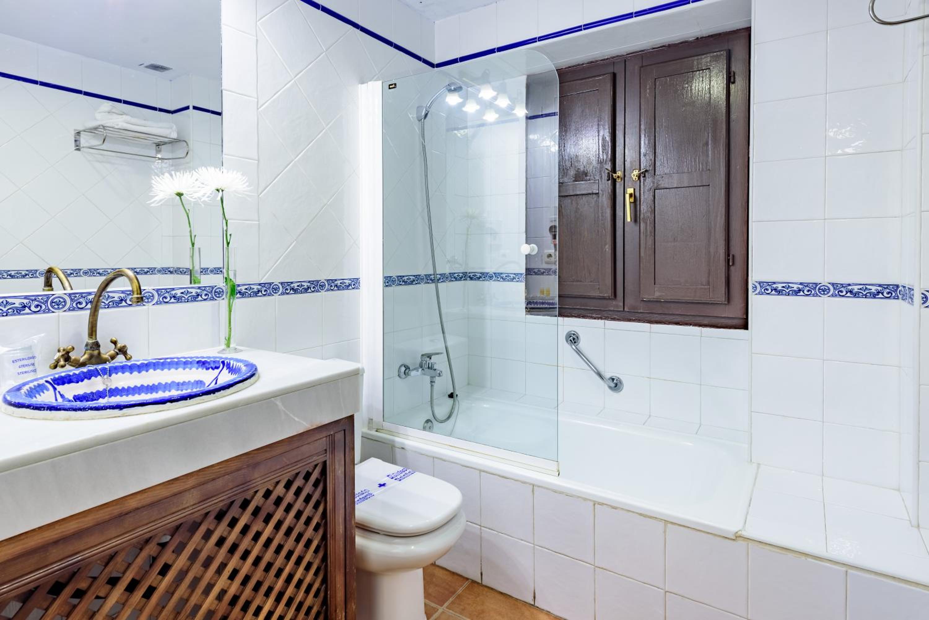 Double or Twin Room - Photo 8