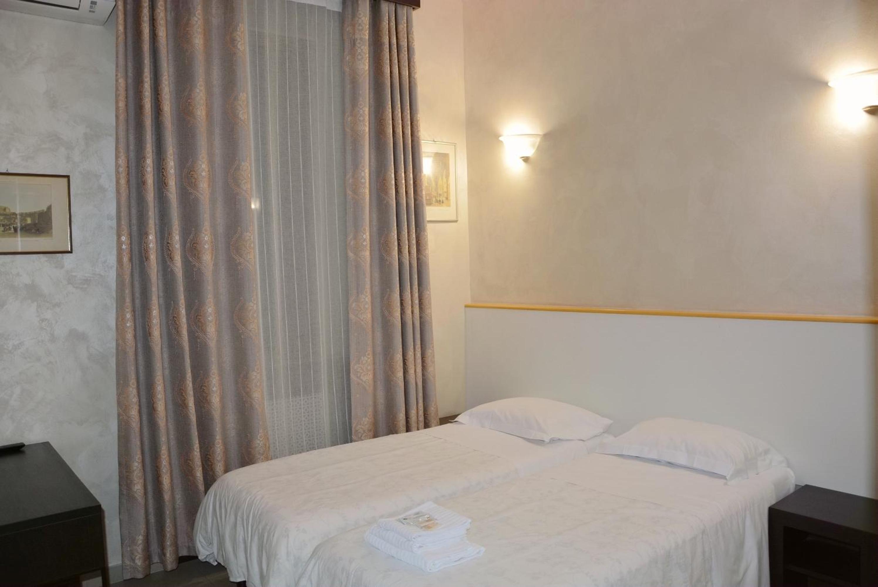 Standard Double Room photo 3