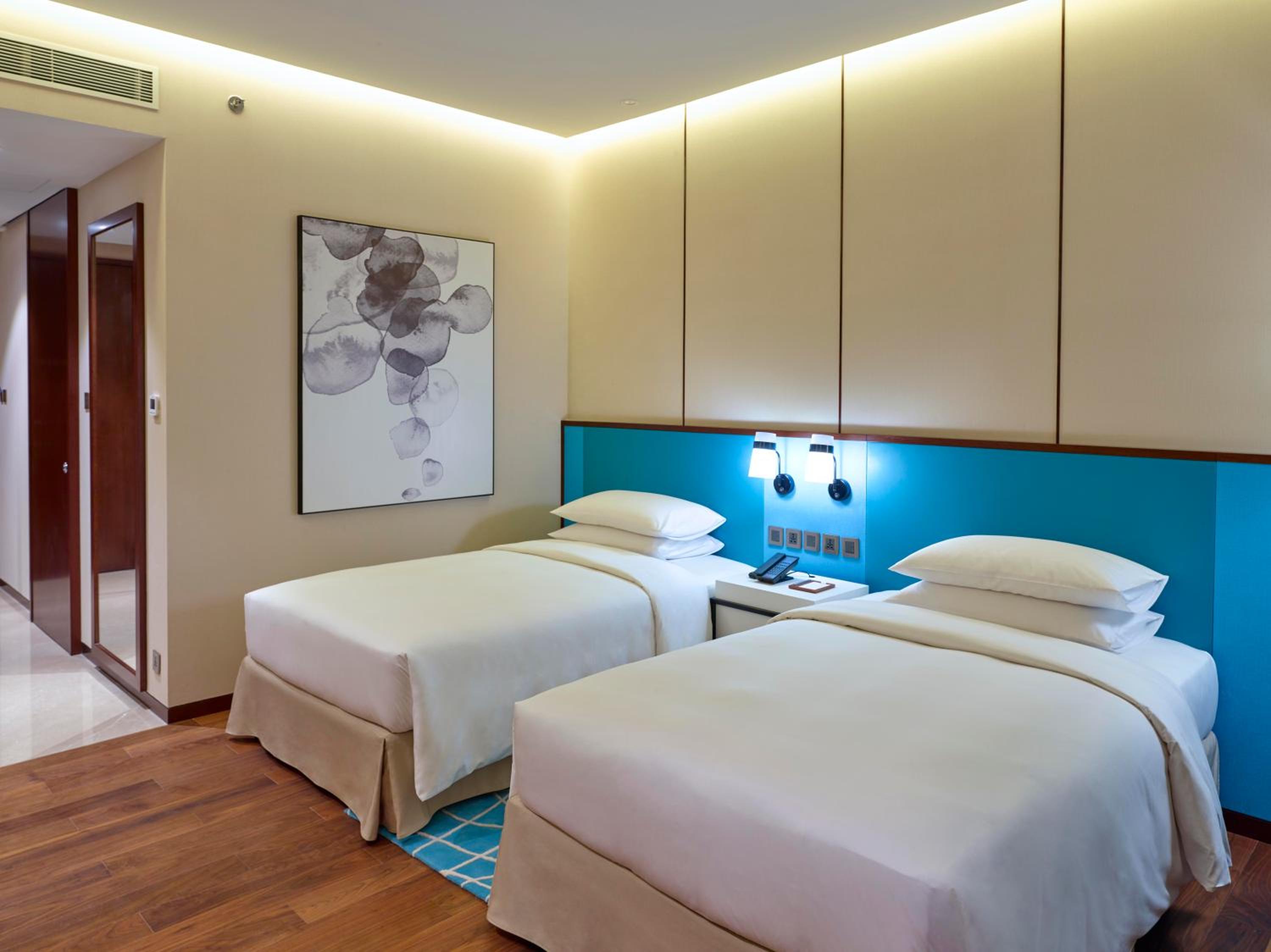 Twin Room with Pool View - Photo 2