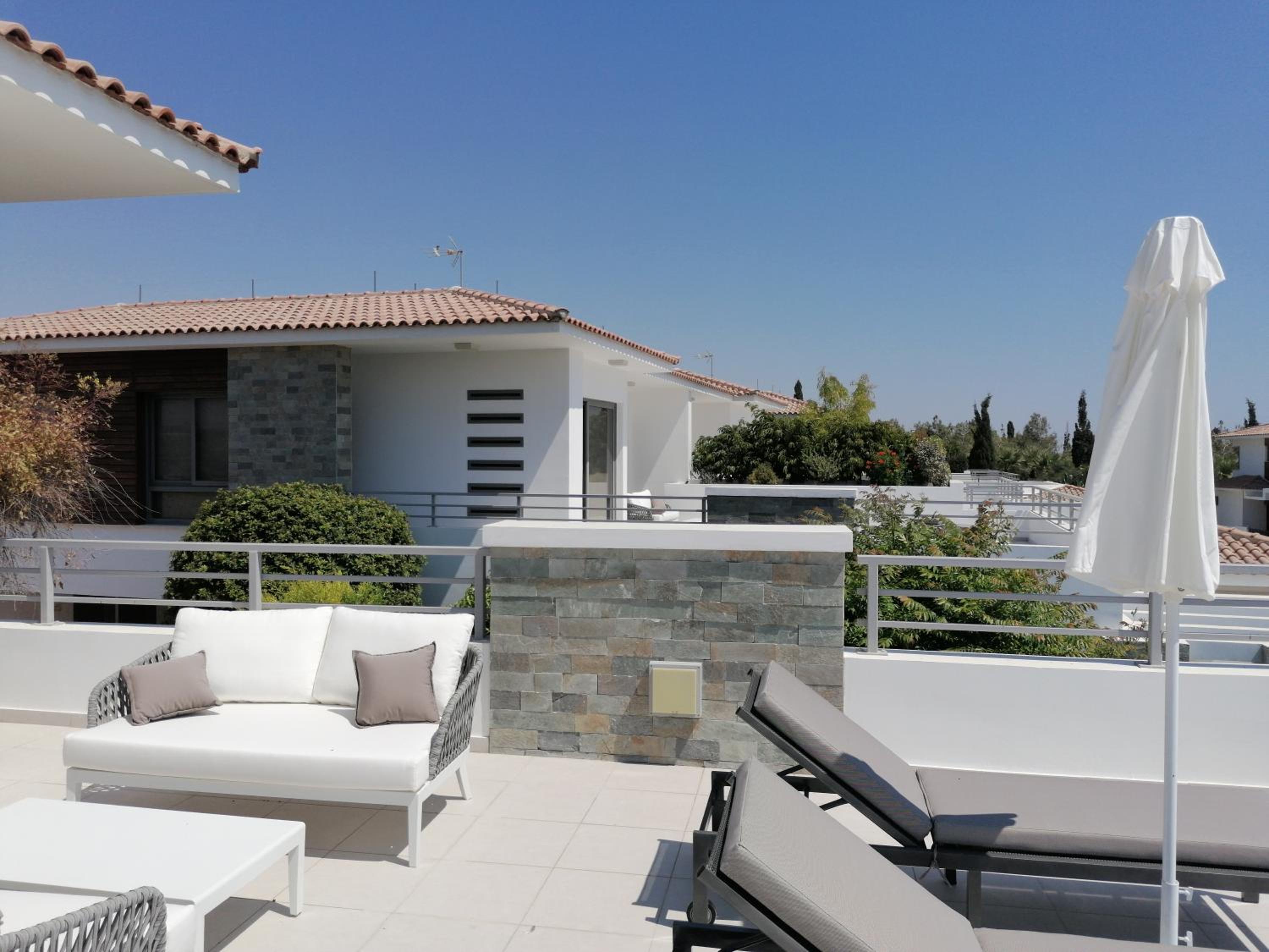 Apartment with Balcony - Photo 3