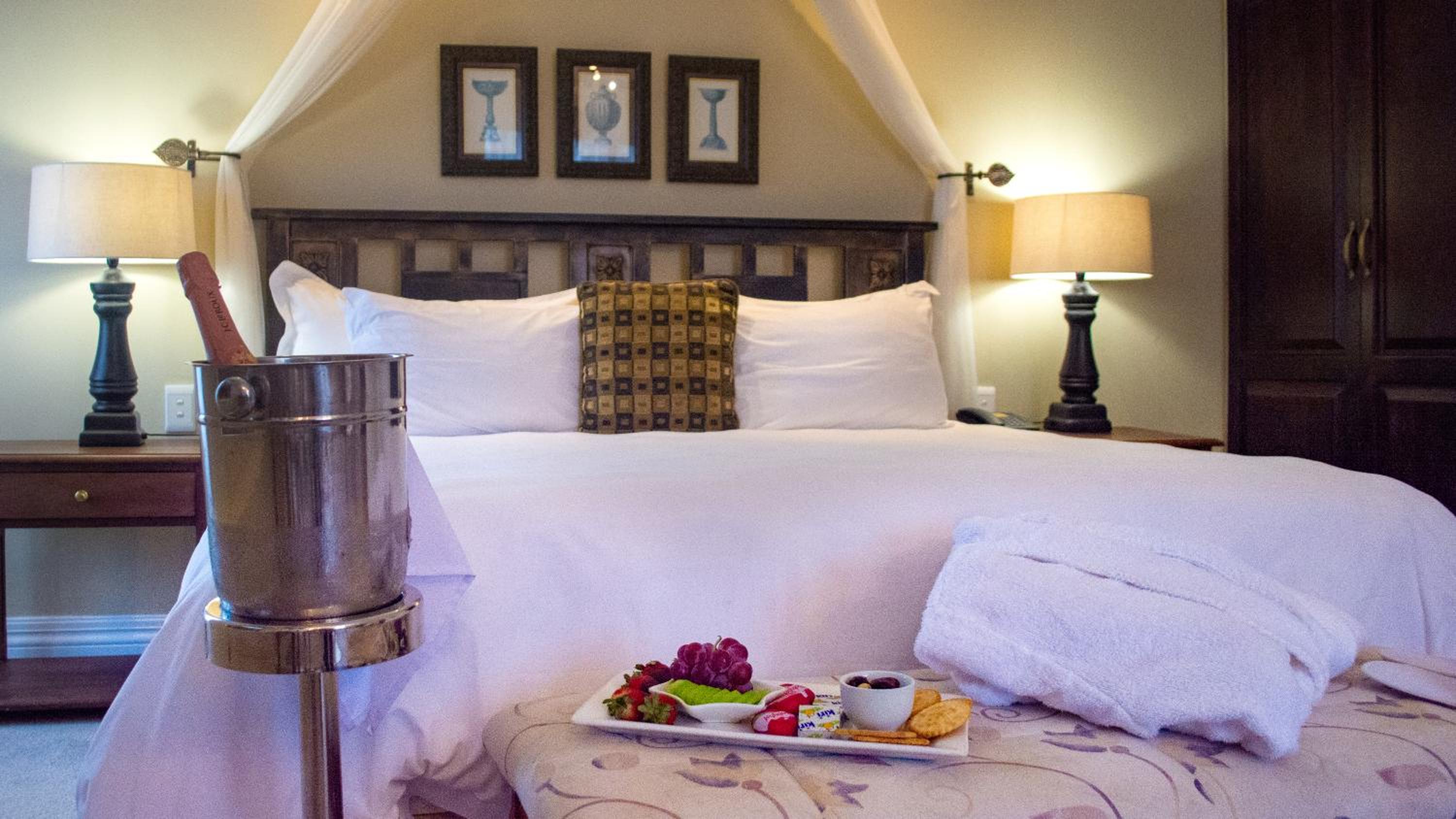Suite with King Bed photo 3