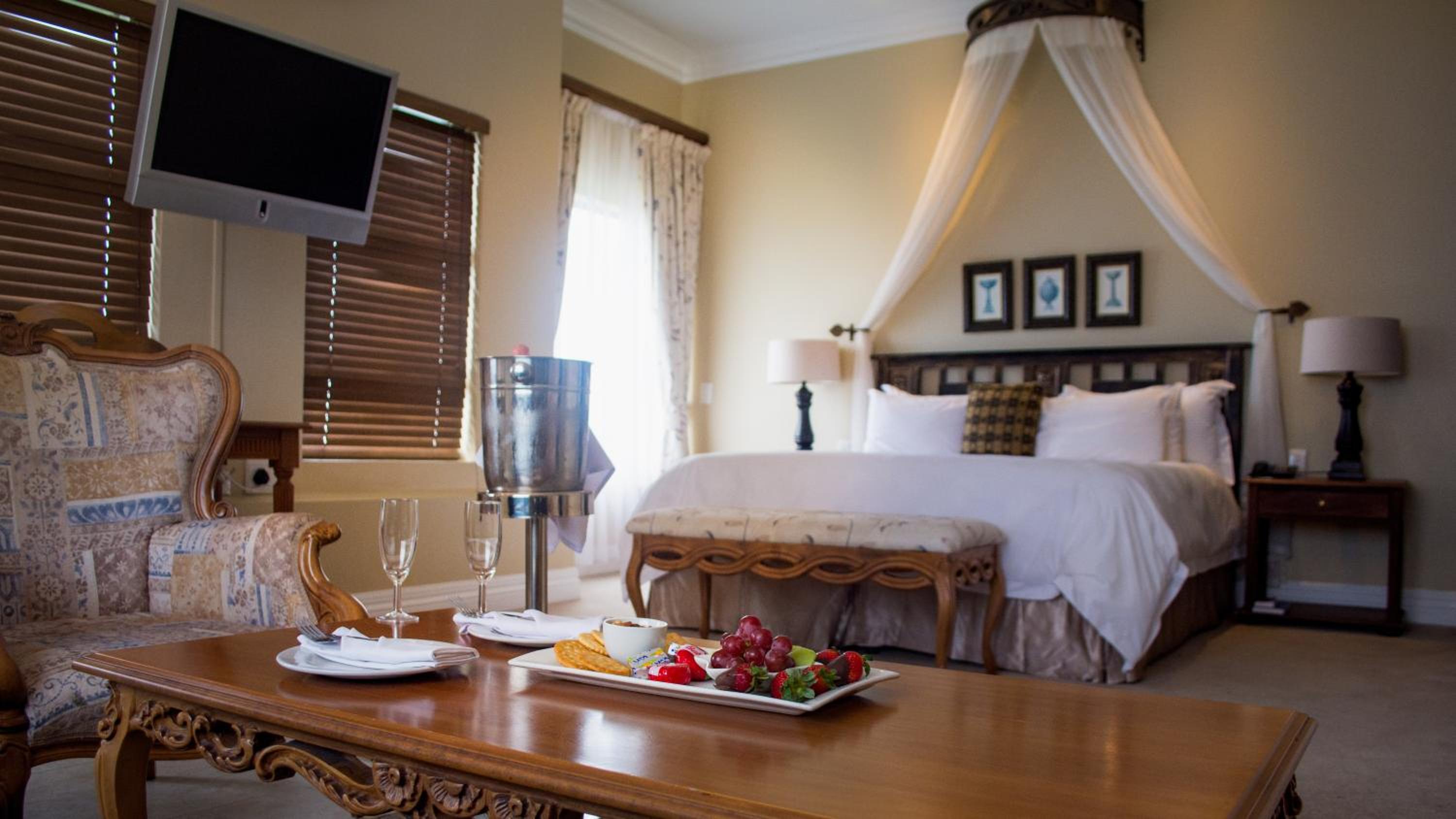 Suite with King Bed photo 2