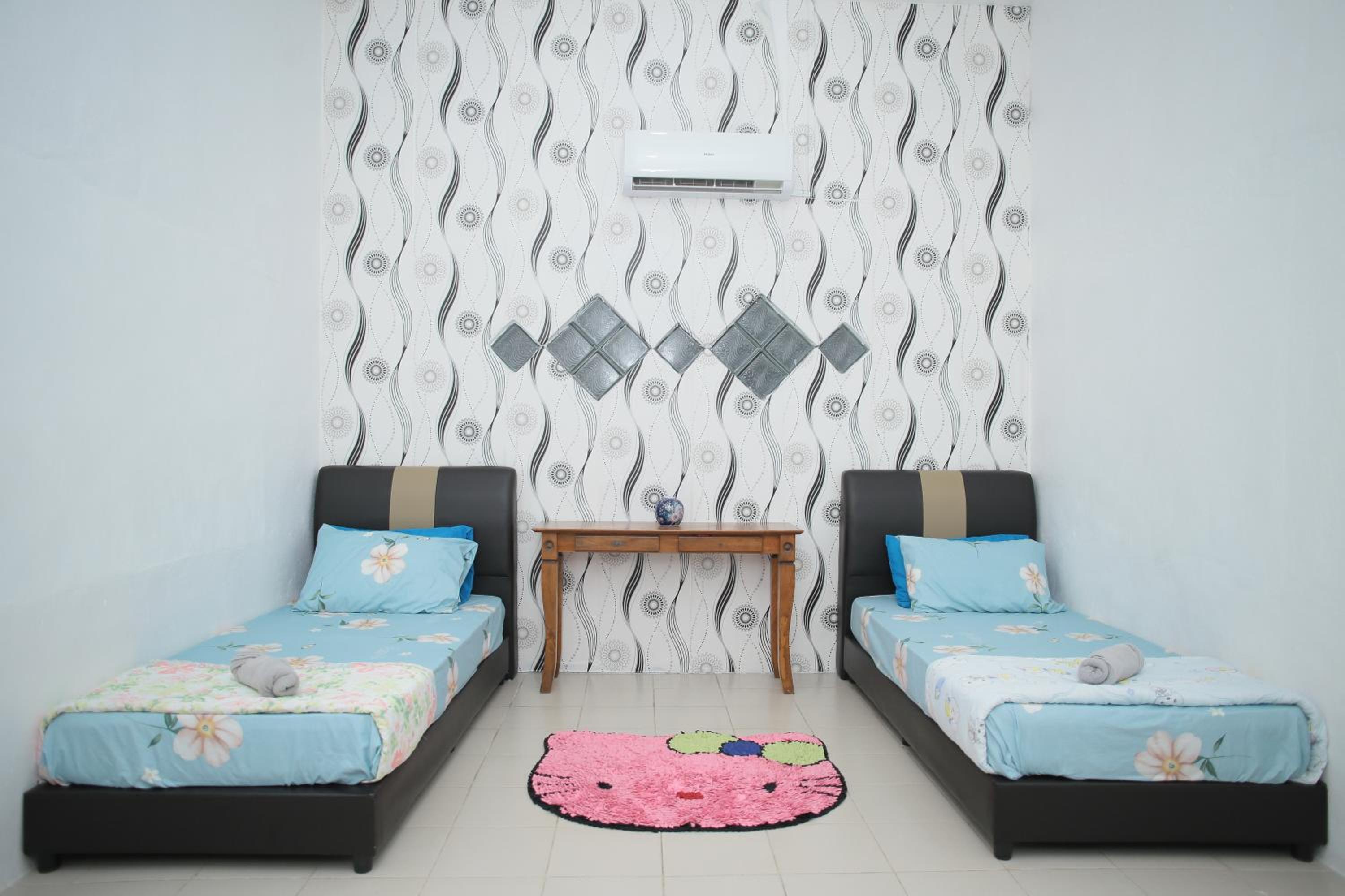 Three-Bedroom House photo 2