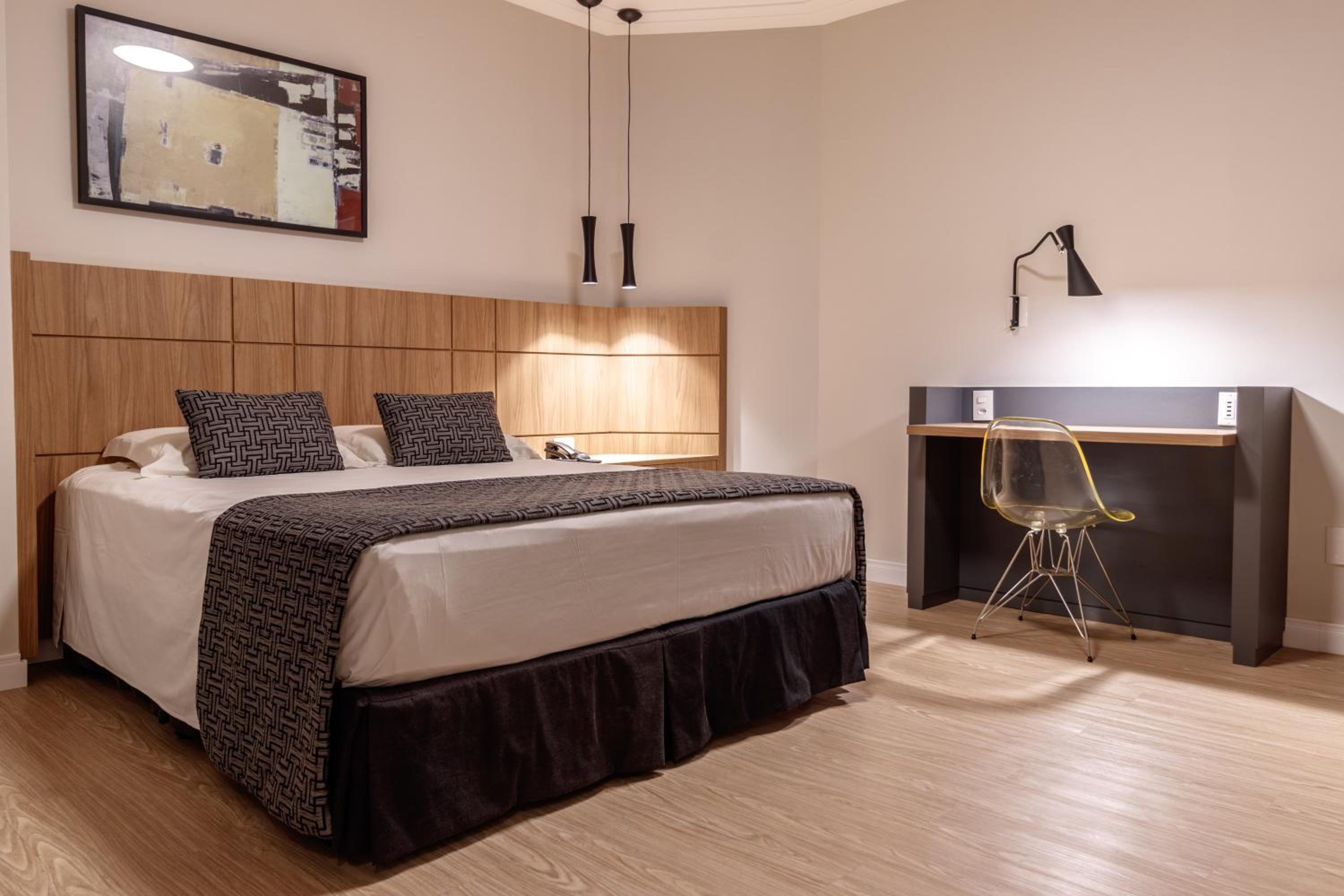 Suite - Photo 1