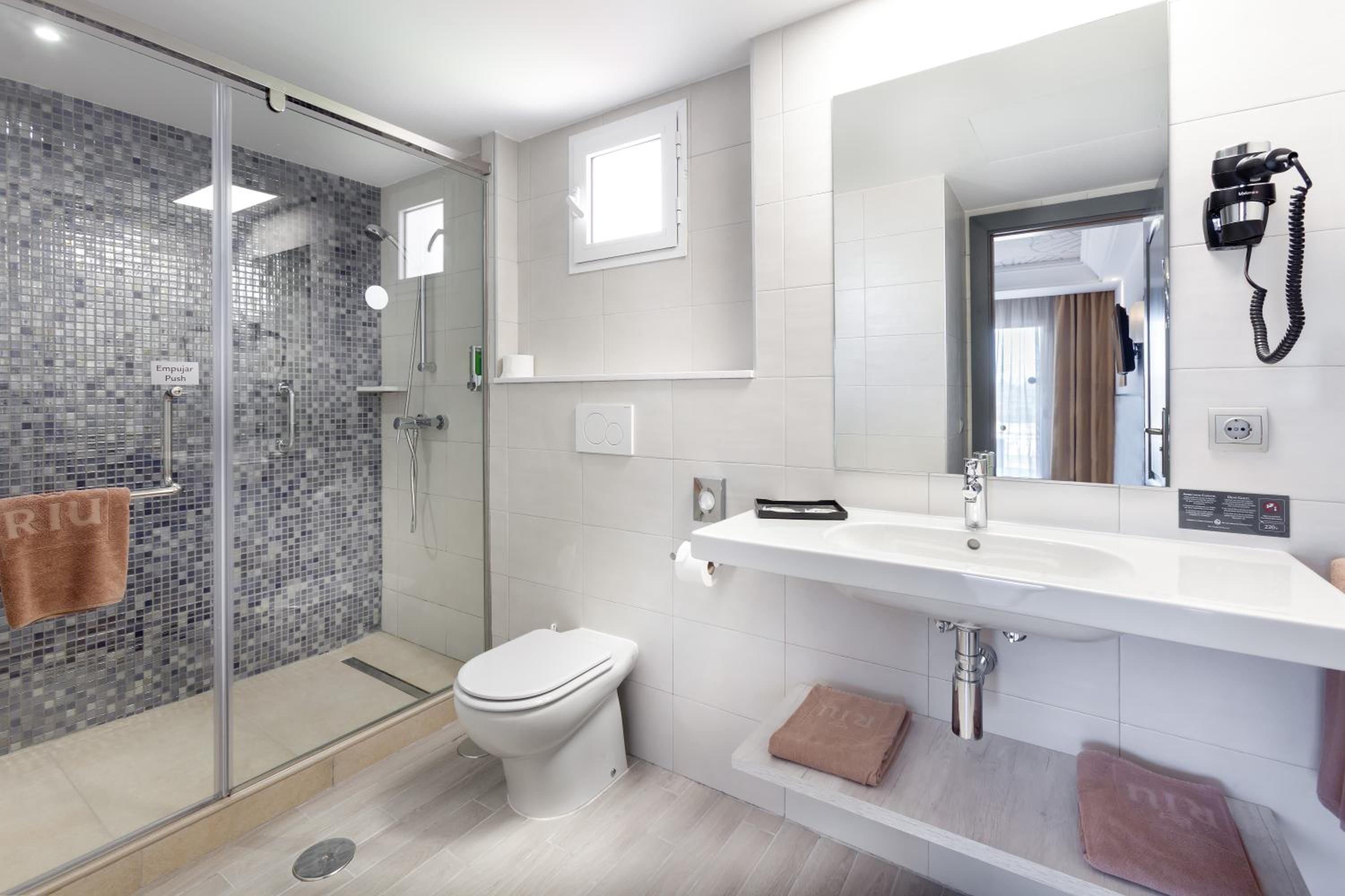 Double Room with Balcony - Photo 2