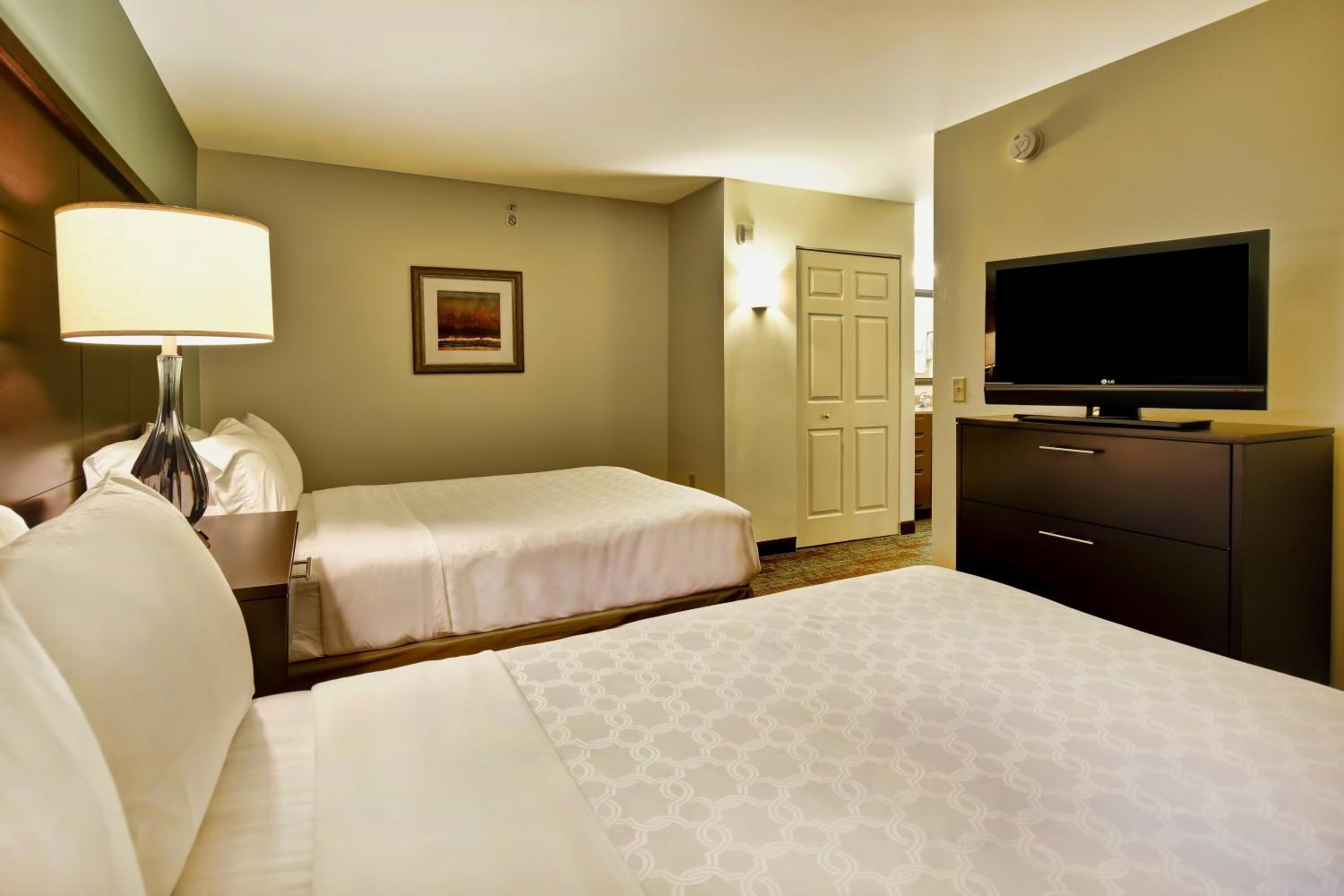 Two-Bedroom Queen Suite - Photo 3