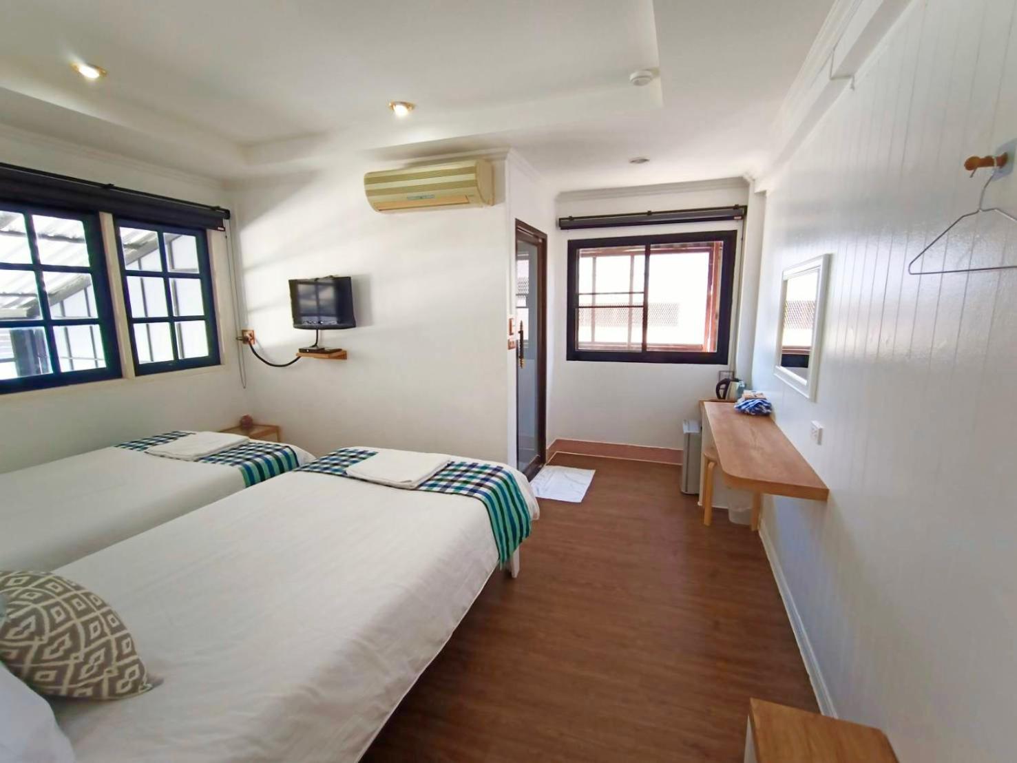 Standard Twin Room - Photo 10