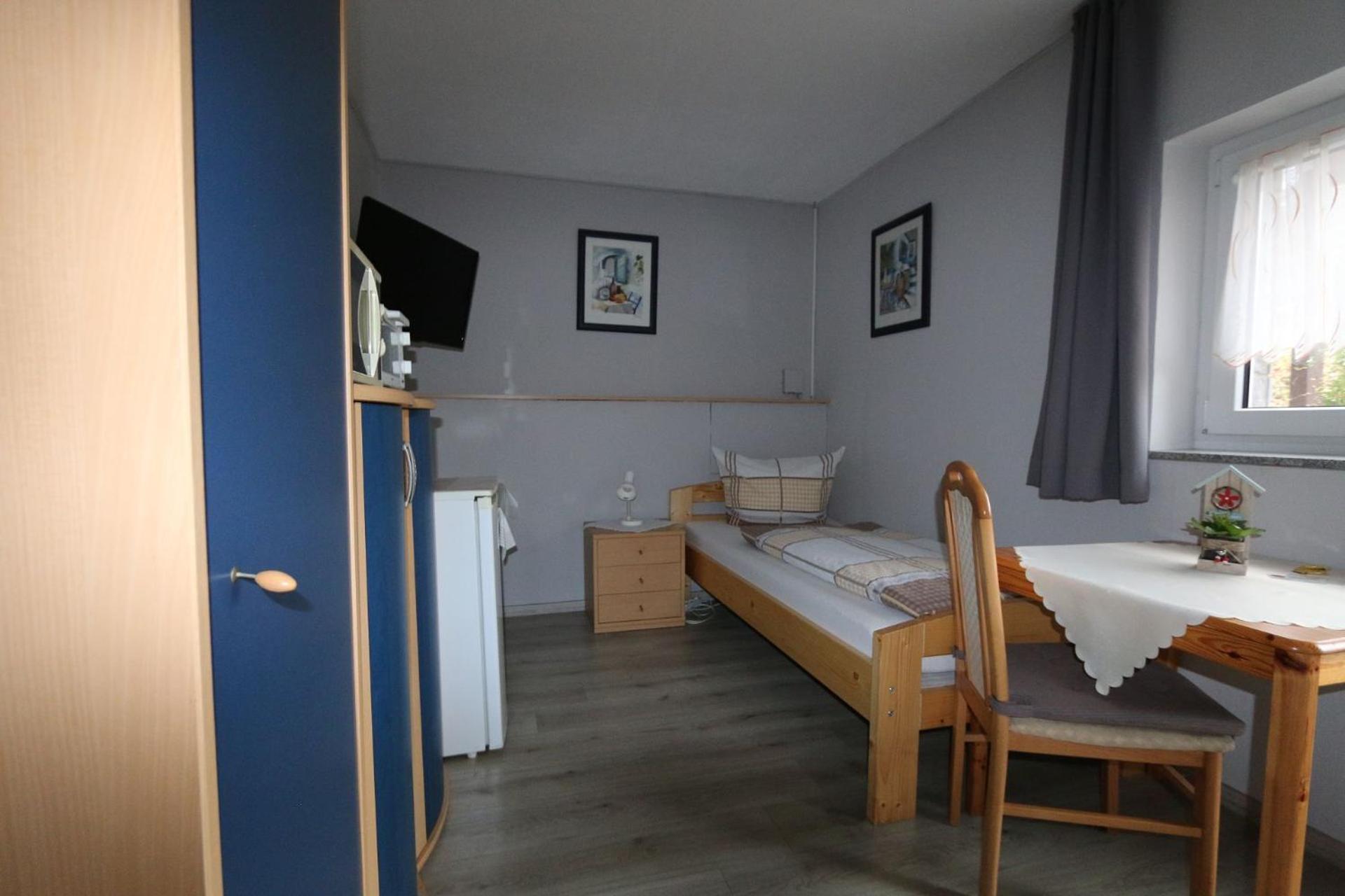 Single Room with Bathroom photo 2
