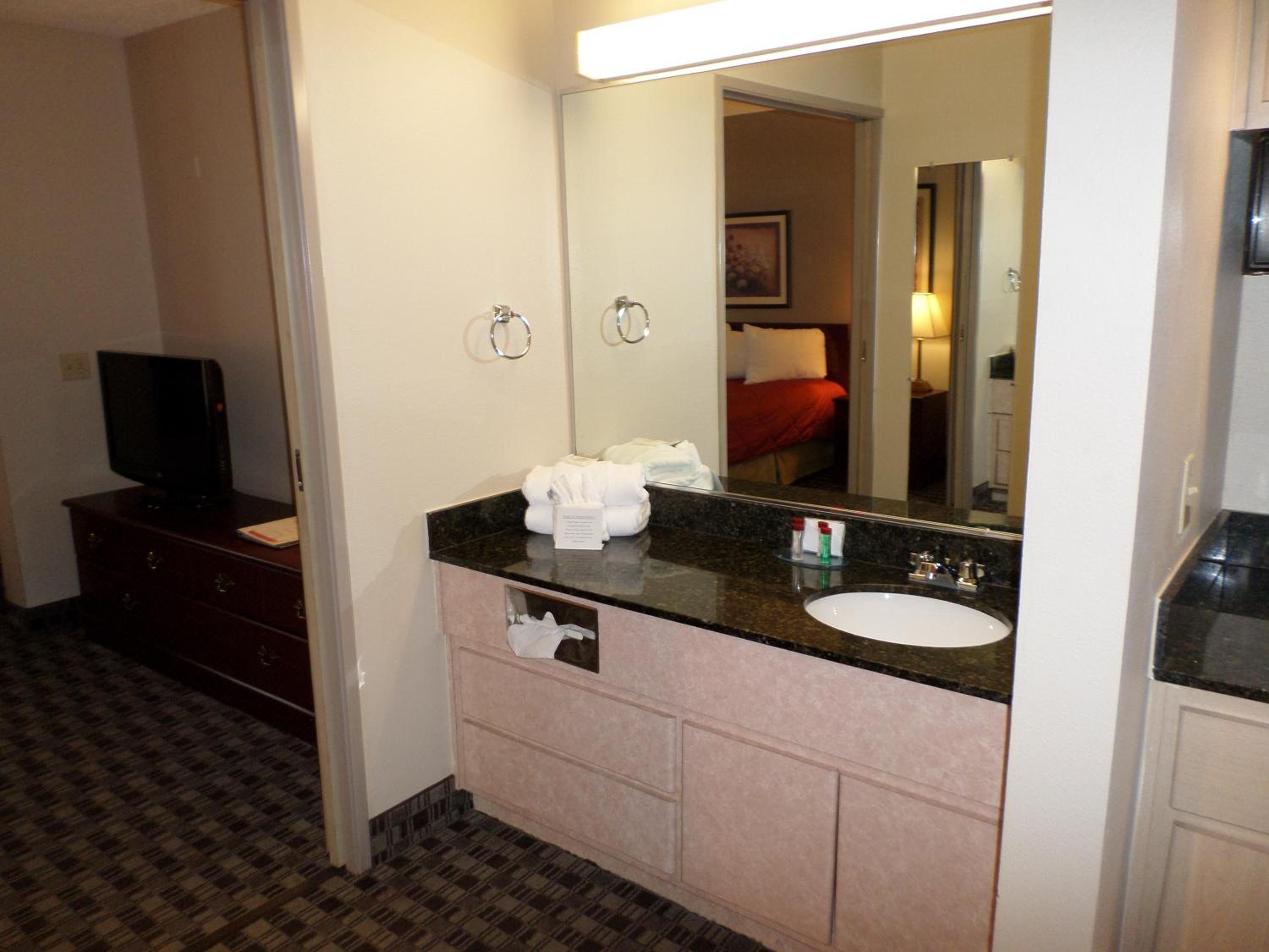 Deluxe King Suite - Photo 2