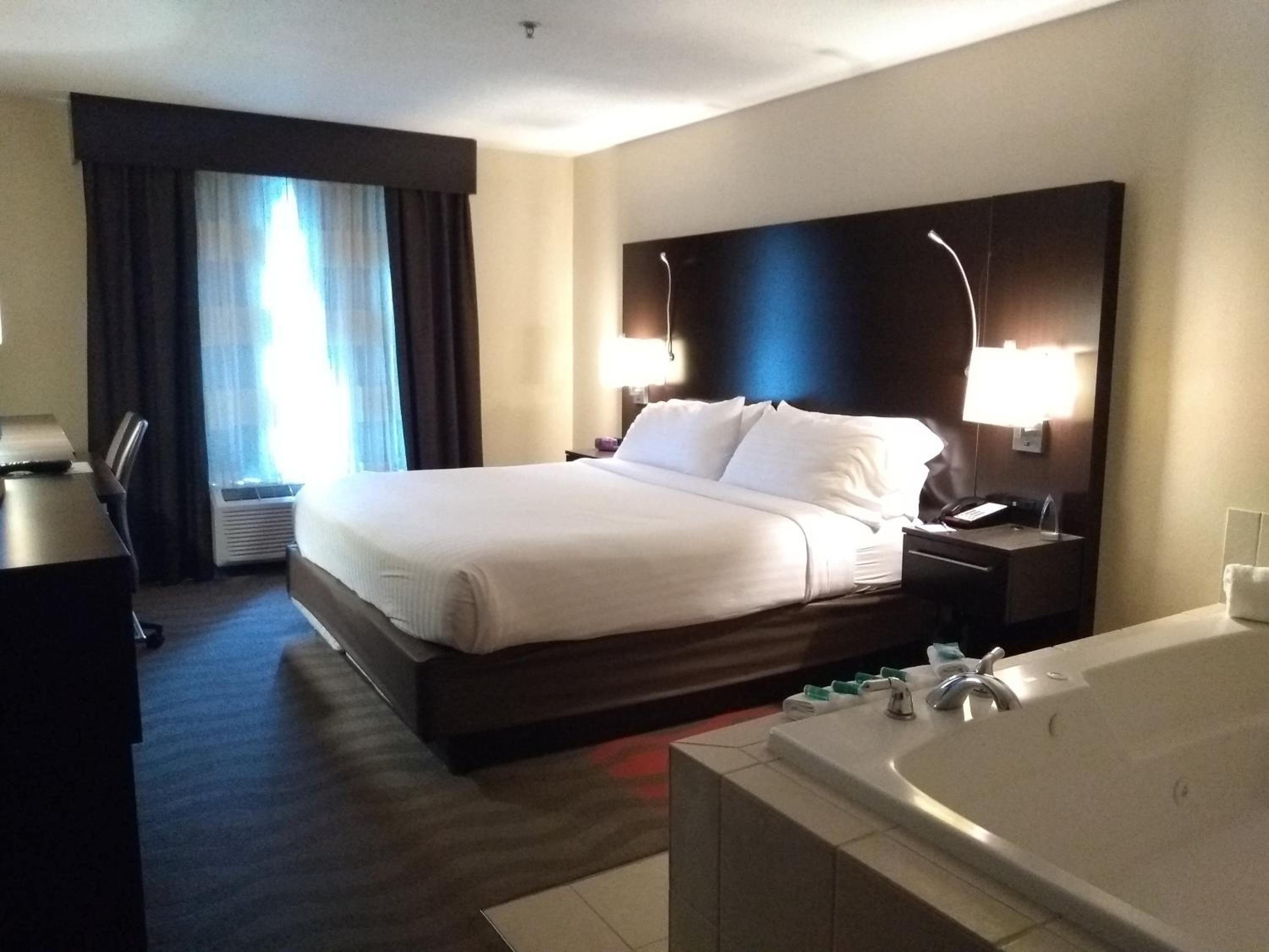 King Room With Jetted Tub photo 1
