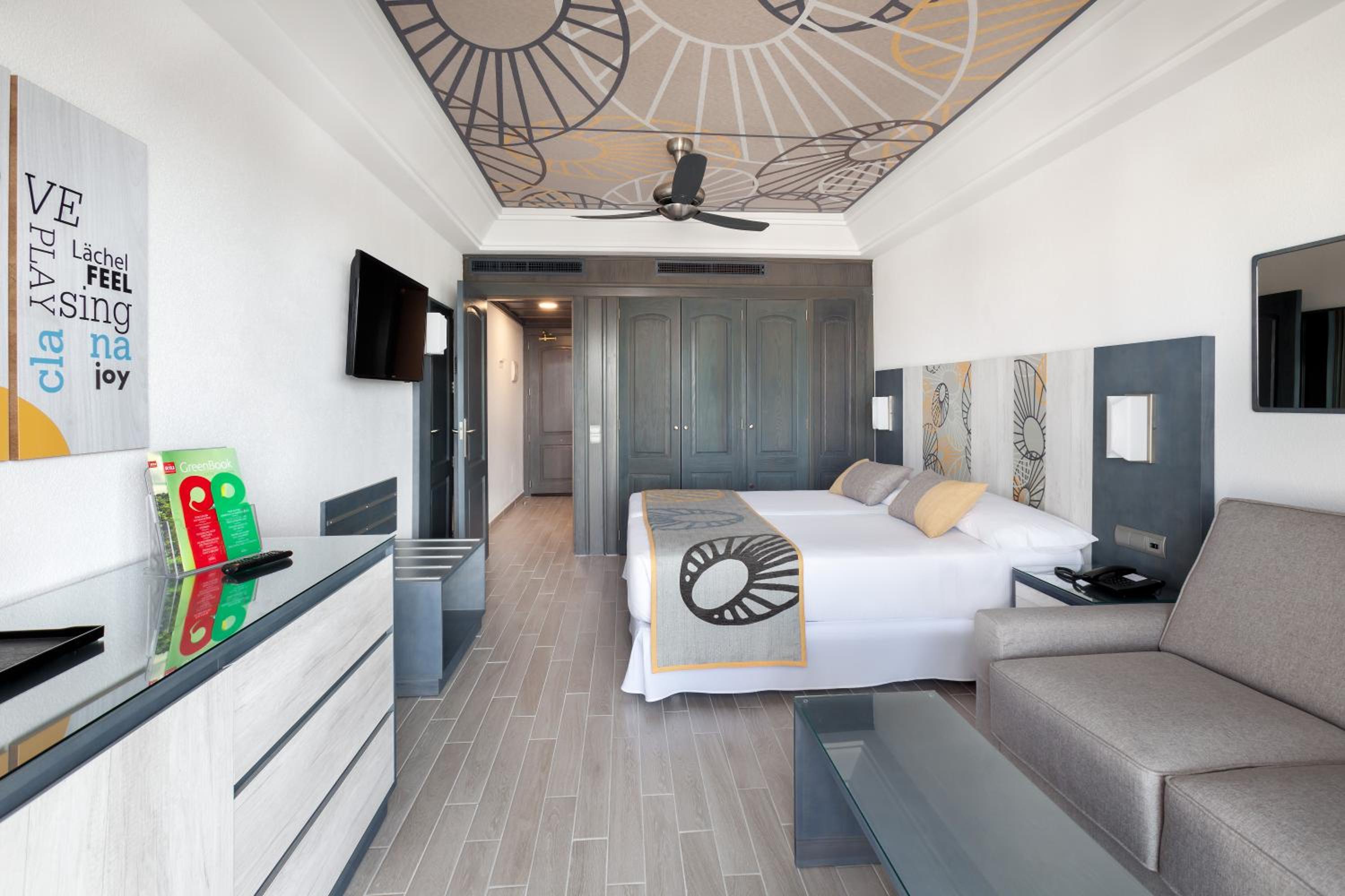 Double Room with Balcony - Photo 3